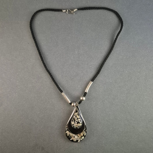 Elegante Tropfen-Anhänger-Halskette – Handgefertigtes Design