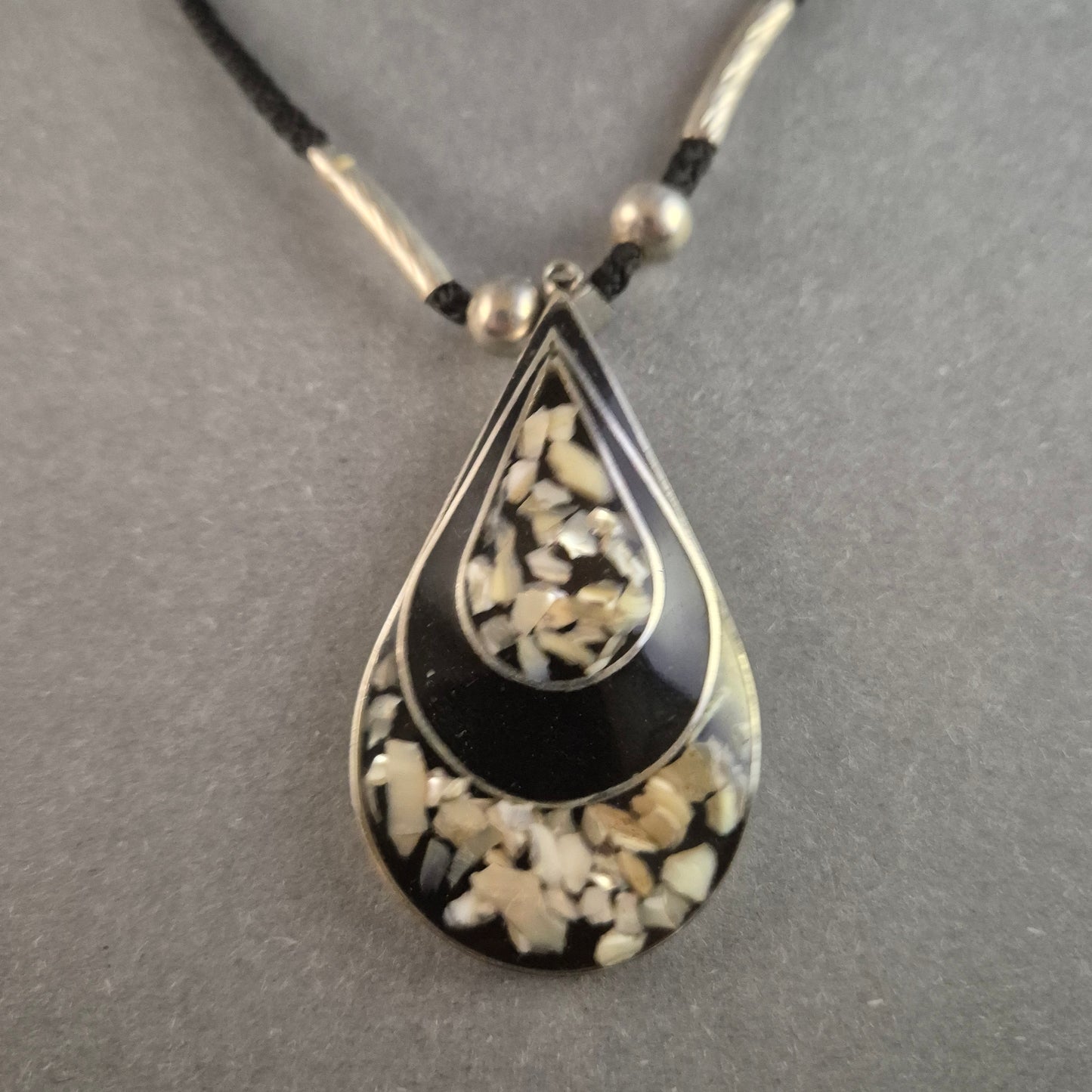 Elegante Tropfen-Anhänger-Halskette – Handgefertigtes Design