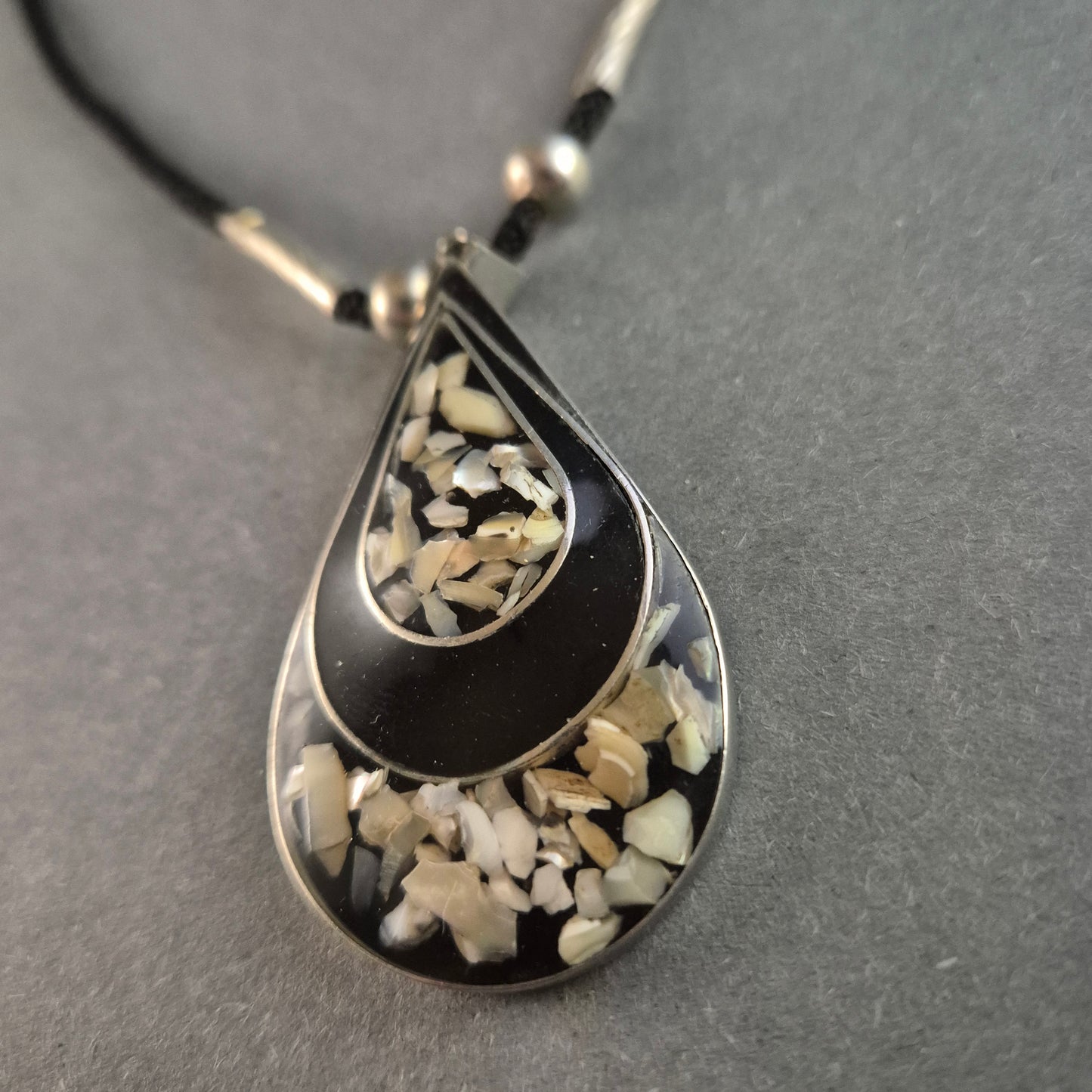 Elegante Tropfen-Anhänger-Halskette – Handgefertigtes Design