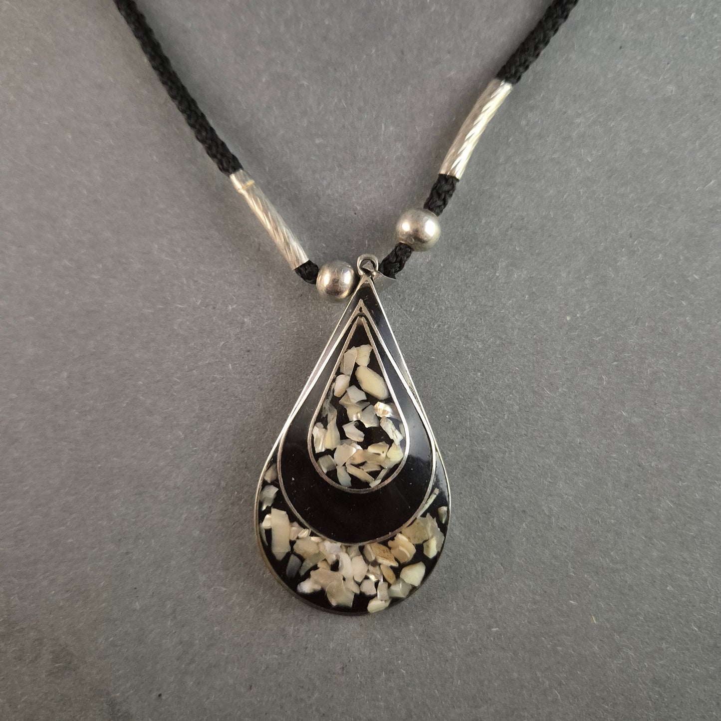 Elegante Tropfen-Anhänger-Halskette – Handgefertigtes Design