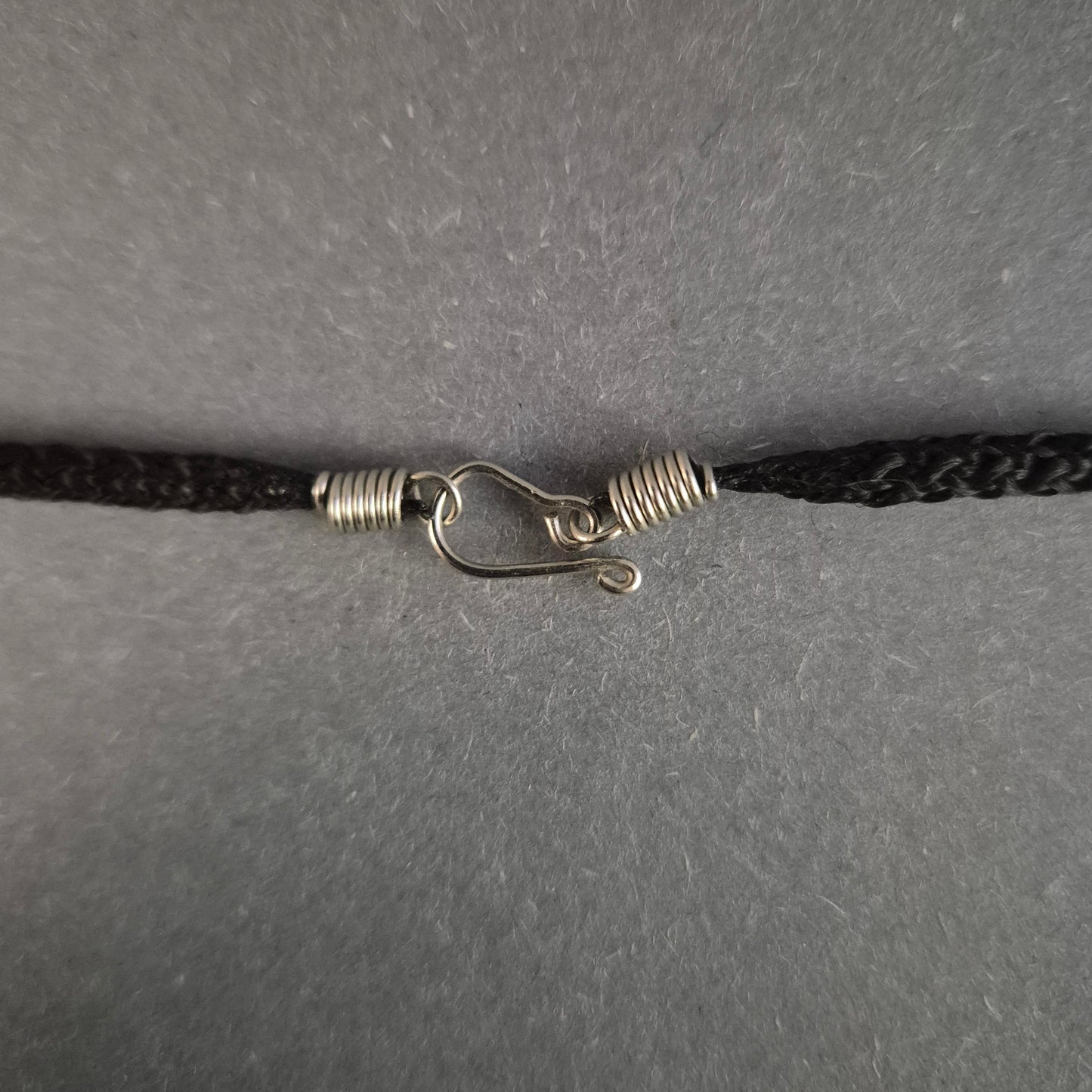 Elegante Tropfen-Anhänger-Halskette – Handgefertigtes Design