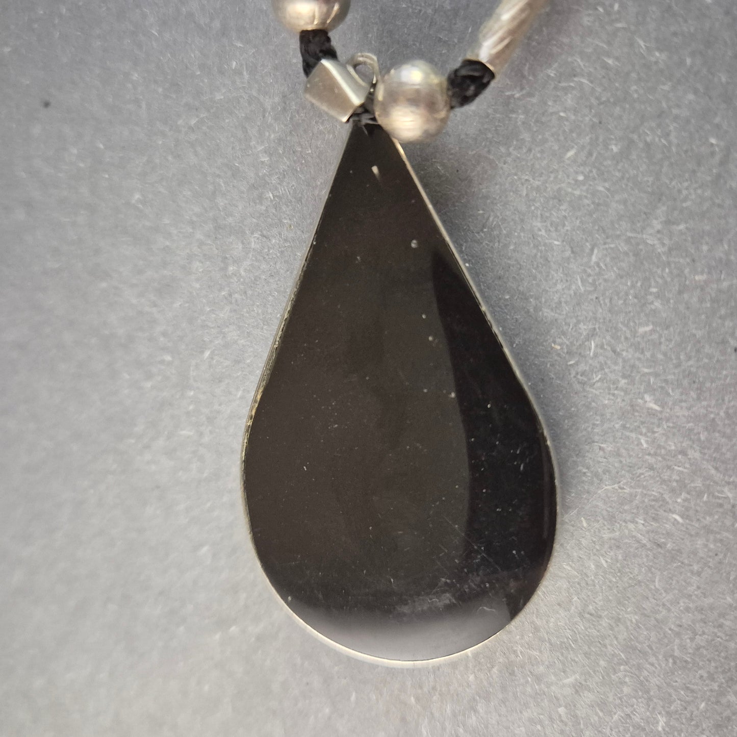 Elegante Tropfen-Anhänger-Halskette – Handgefertigtes Design