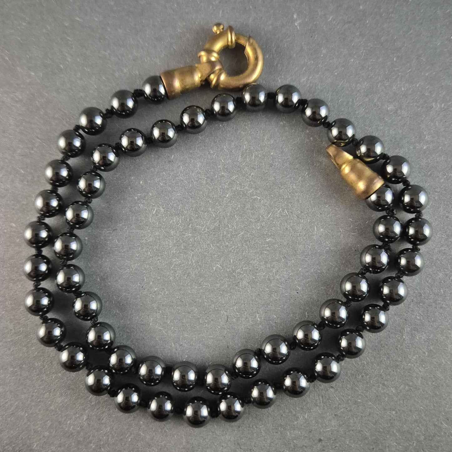 Edles Hämatit-Perlenarmband – Stilvoller Glanz mit Vintage-Verschluss