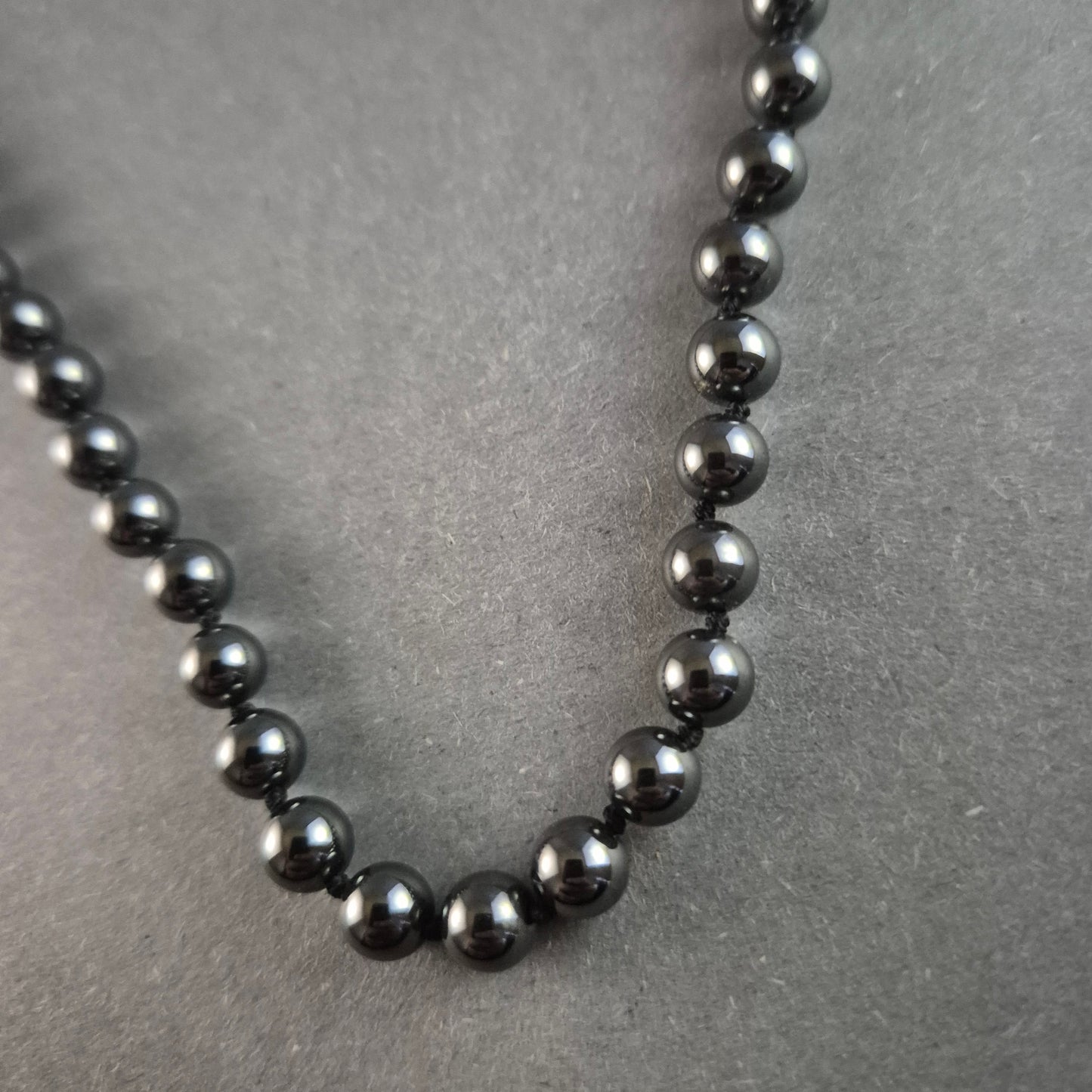 Edles Hämatit-Perlenarmband – Stilvoller Glanz mit Vintage-Verschluss