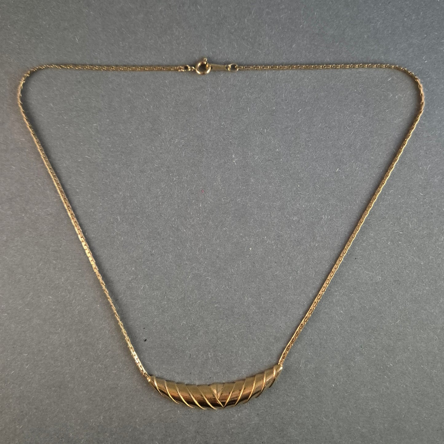 Elegante Vintage-Goldkette mit geschwungenem Mittelteil