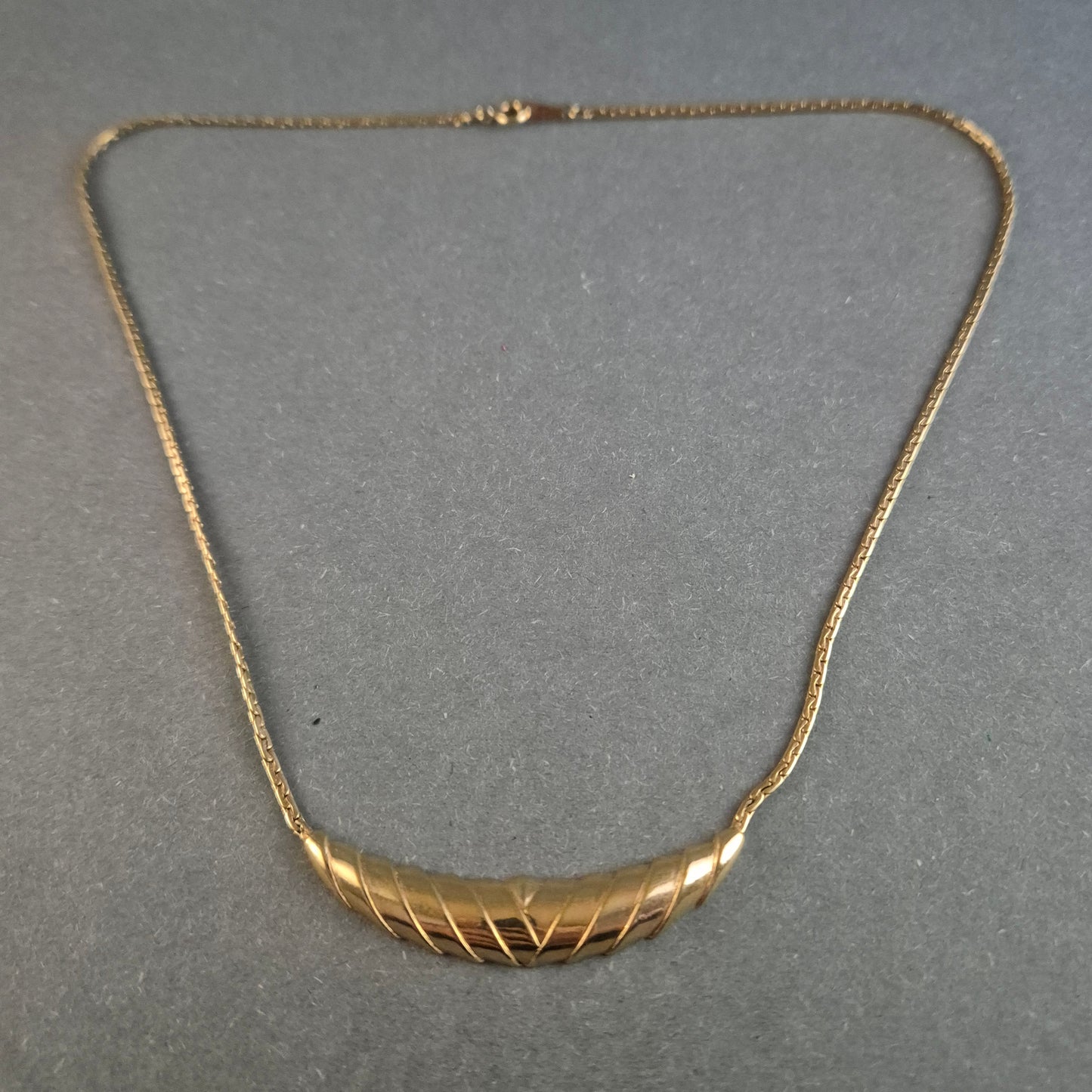 Elegante Vintage-Goldkette mit geschwungenem Mittelteil