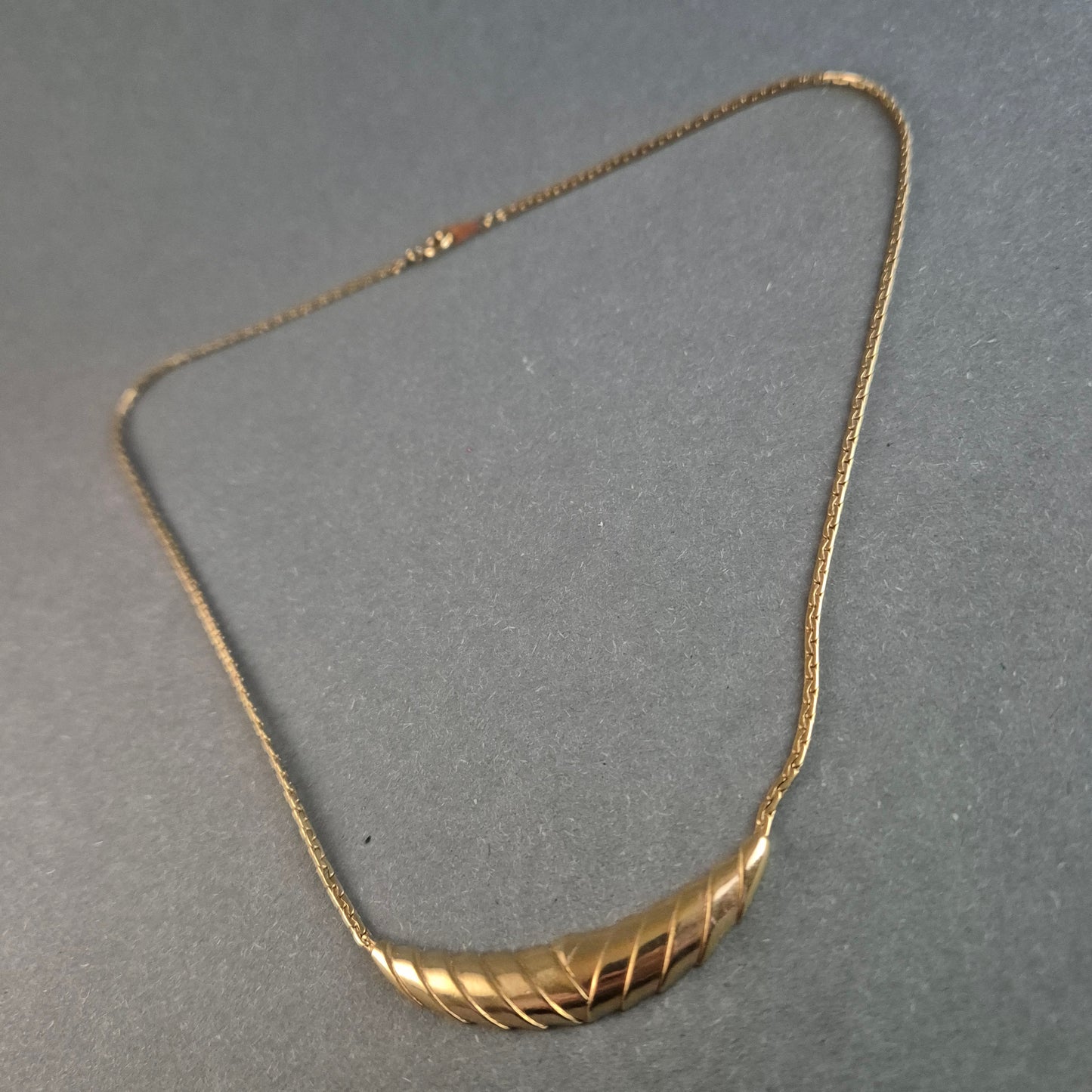 Elegante Vintage-Goldkette mit geschwungenem Mittelteil