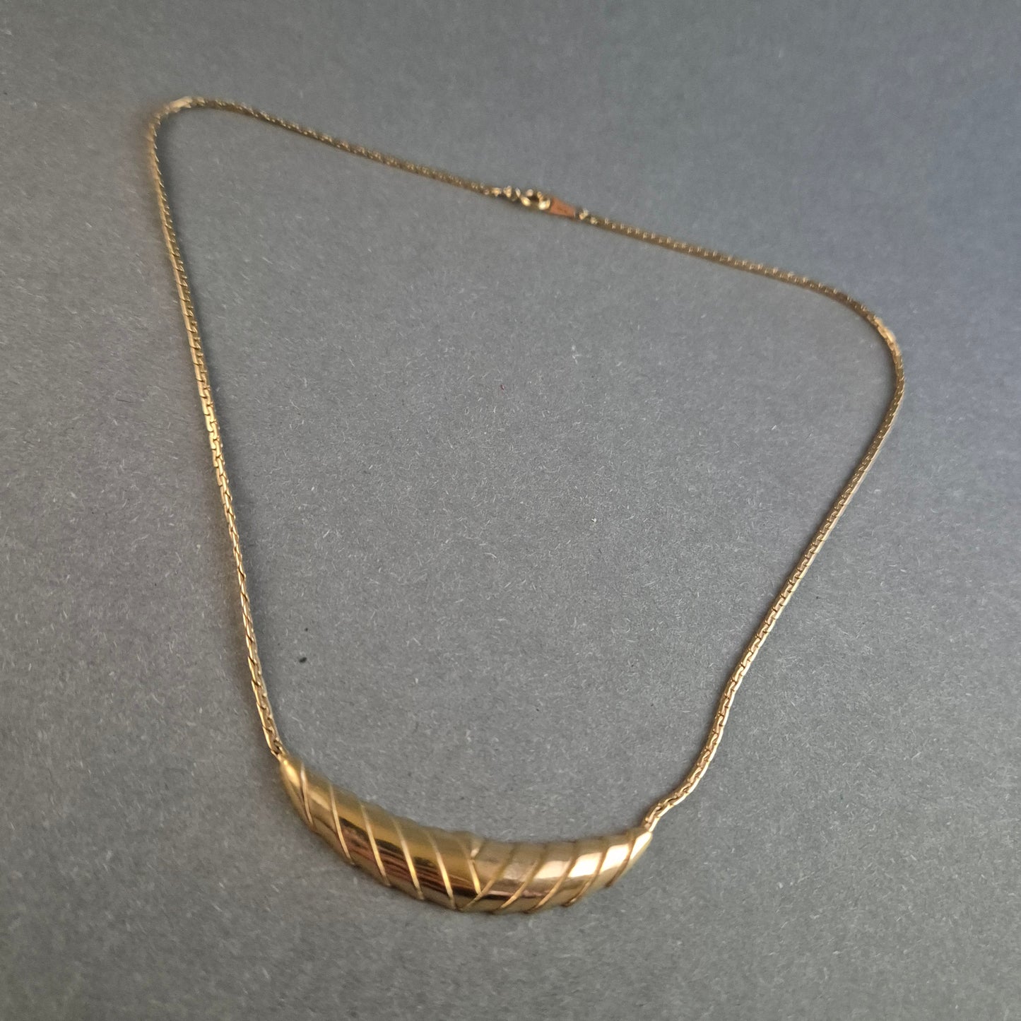 Elegante Vintage-Goldkette mit geschwungenem Mittelteil