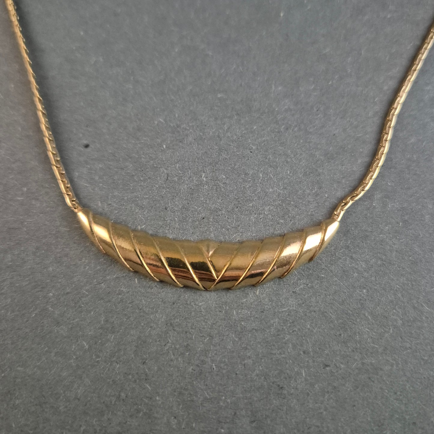 Elegante Vintage-Goldkette mit geschwungenem Mittelteil