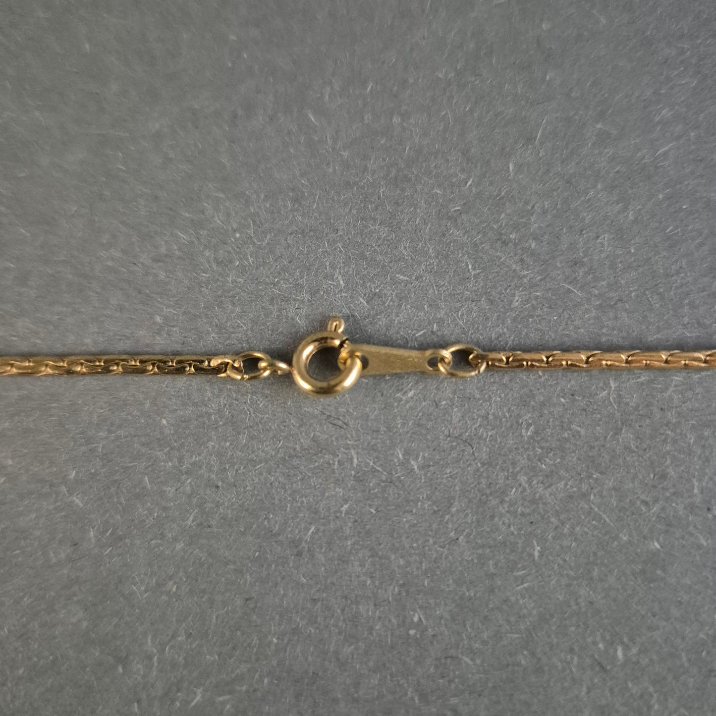 Elegante Vintage-Goldkette mit geschwungenem Mittelteil
