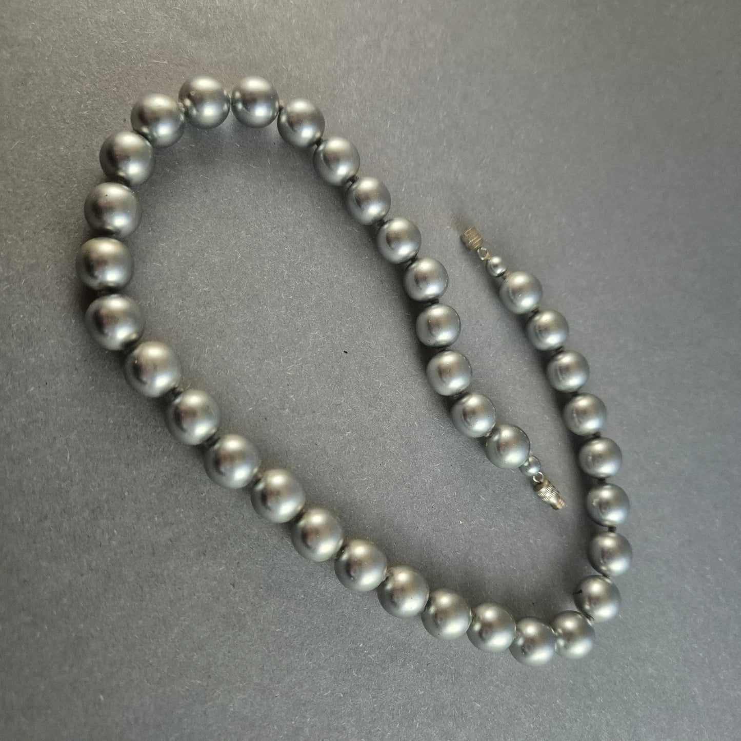 Elegante graue Perlenkette – Klassischer Look mit sanftem Schimmer