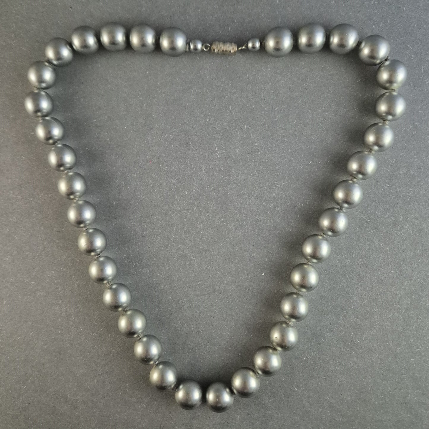 Elegante graue Perlenkette – Klassischer Look mit sanftem Schimmer
