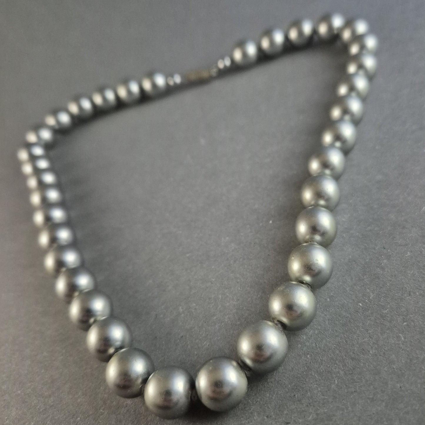 Elegante graue Perlenkette – Klassischer Look mit sanftem Schimmer