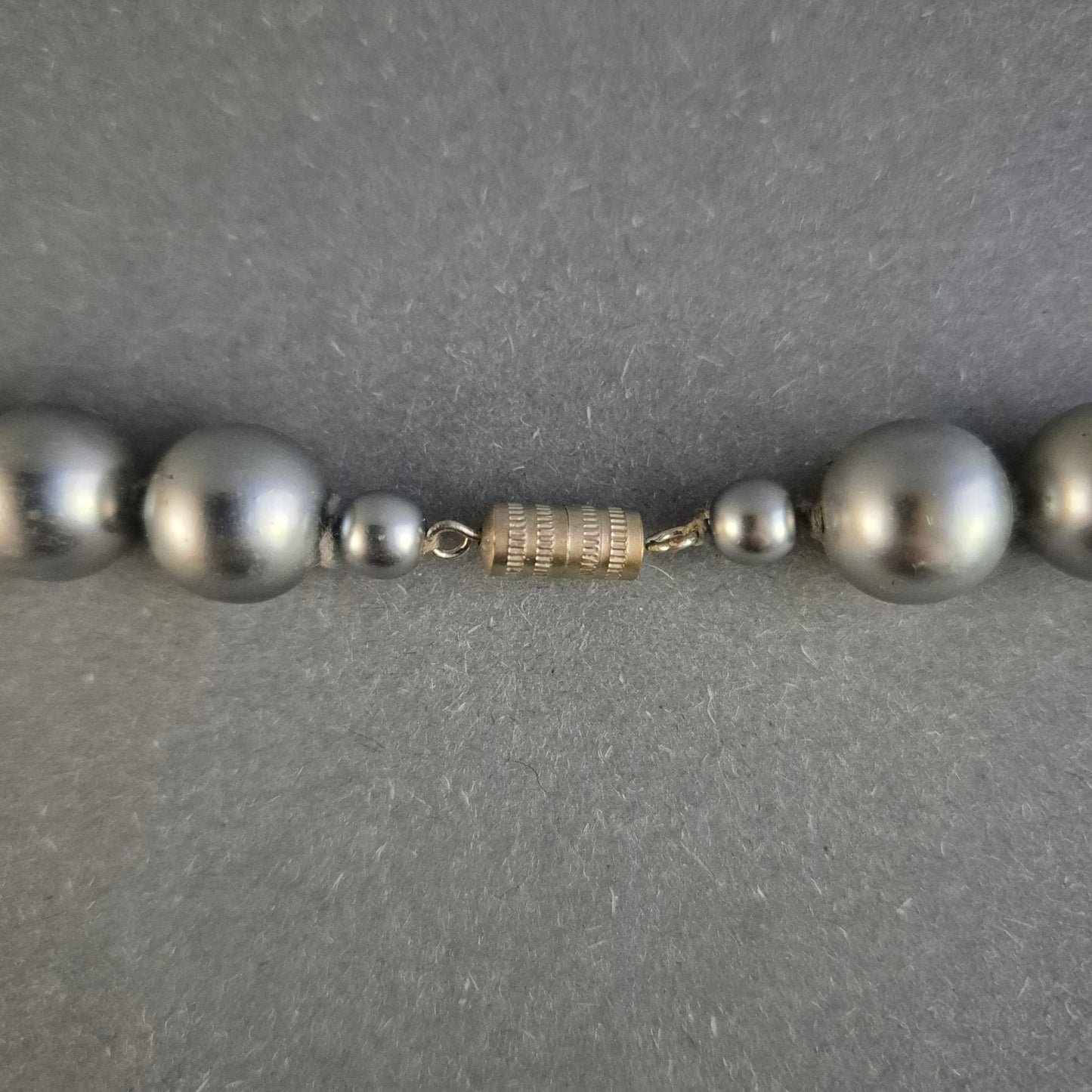 Elegante graue Perlenkette – Klassischer Look mit sanftem Schimmer