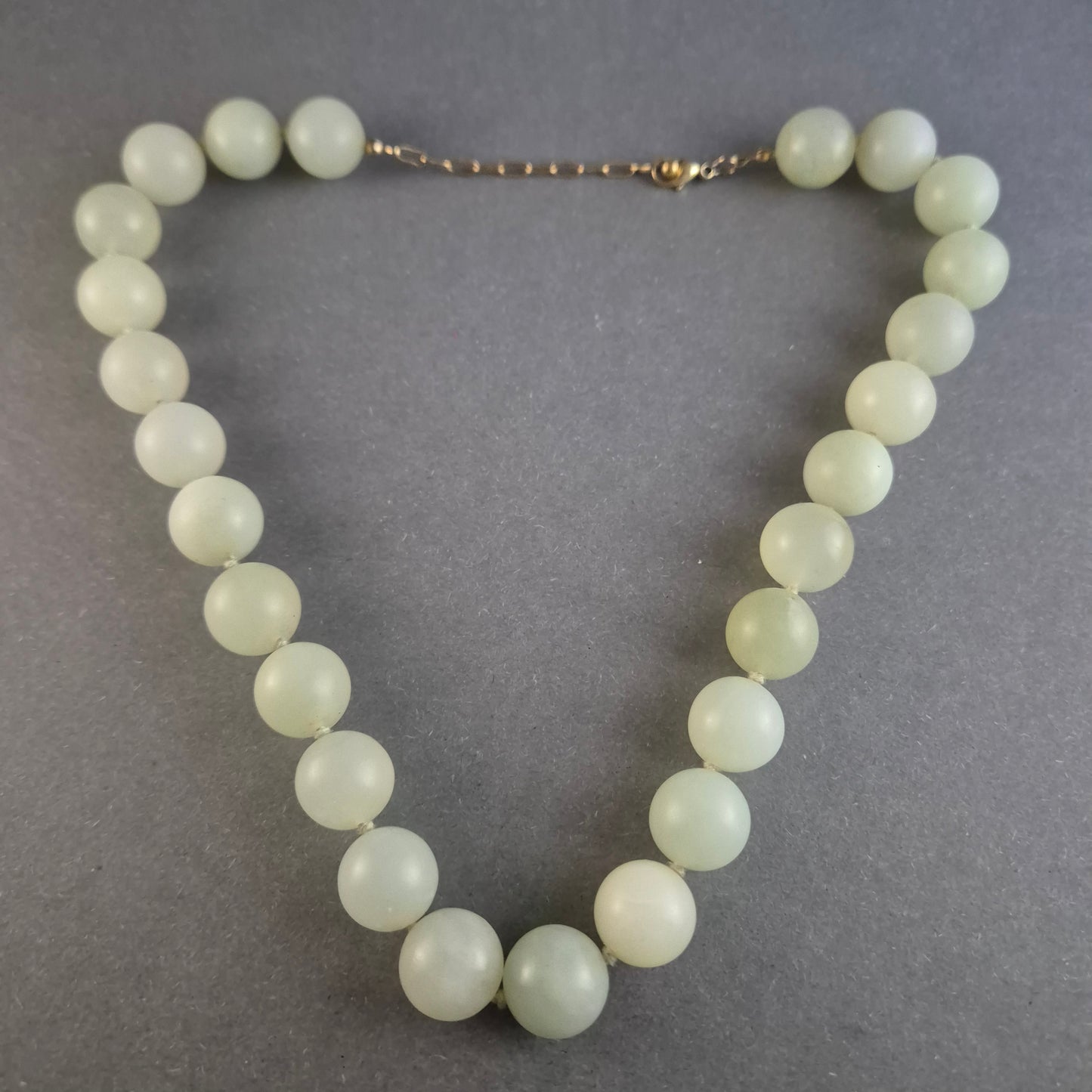 Edle Vintage-Jade-Perlenkette – Sanfte Eleganz in Pastellgrün