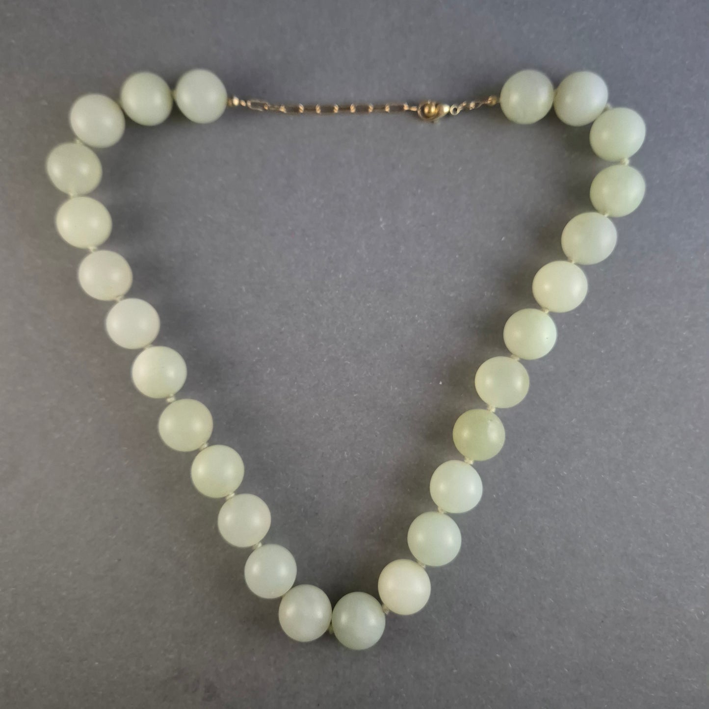 Edle Vintage-Jade-Perlenkette – Sanfte Eleganz in Pastellgrün