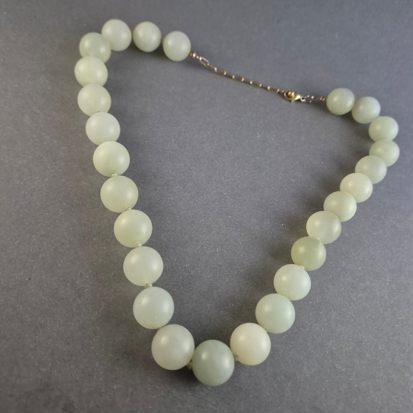 Edle Vintage-Jade-Perlenkette – Sanfte Eleganz in Pastellgrün