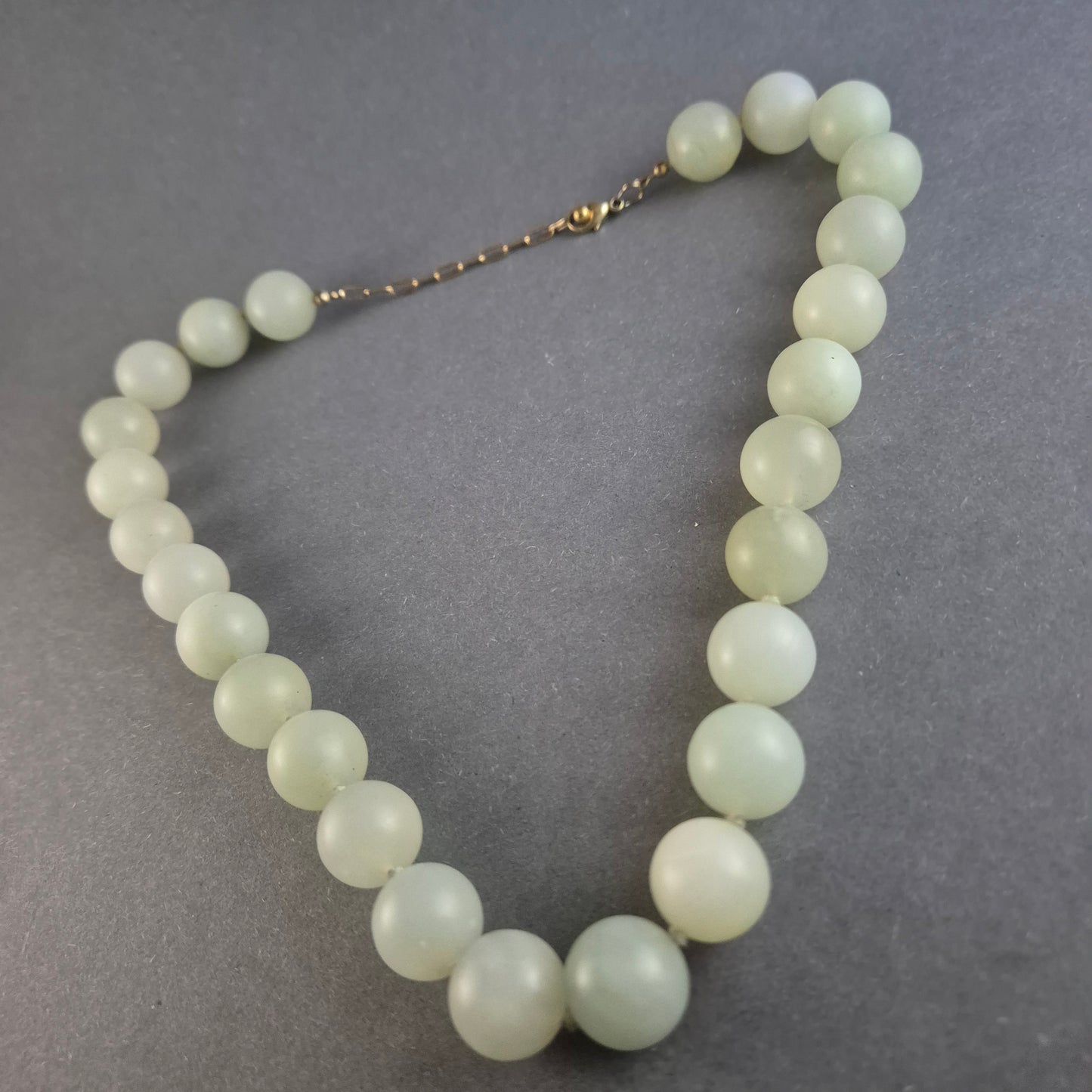 Edle Vintage-Jade-Perlenkette – Sanfte Eleganz in Pastellgrün
