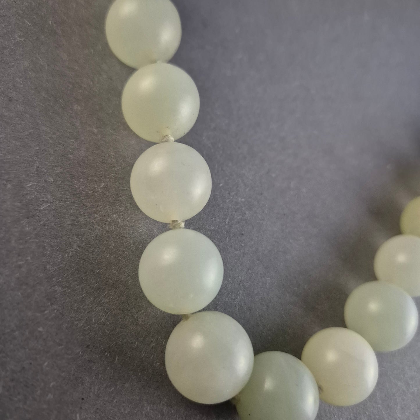 Edle Vintage-Jade-Perlenkette – Sanfte Eleganz in Pastellgrün