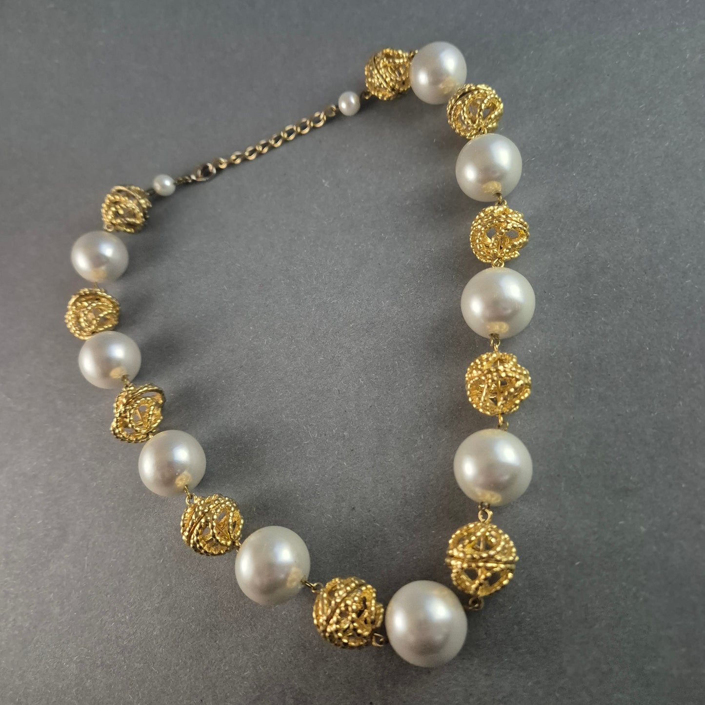 Exklusive Vintage-Perlenkette – Eleganter Gold-Look mit filigranen Akzenten