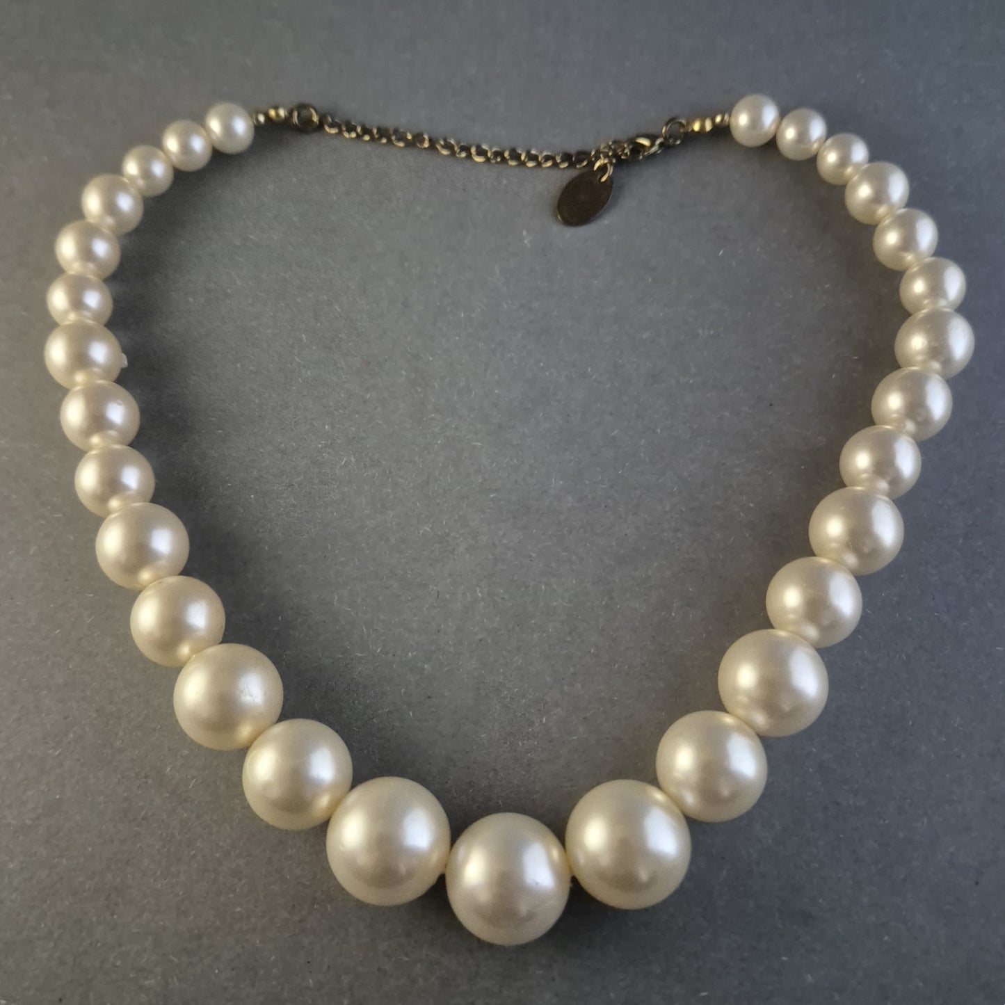 Elegante Vintage-Perlenkette – Klassisches Design mit sanftem Schimmer