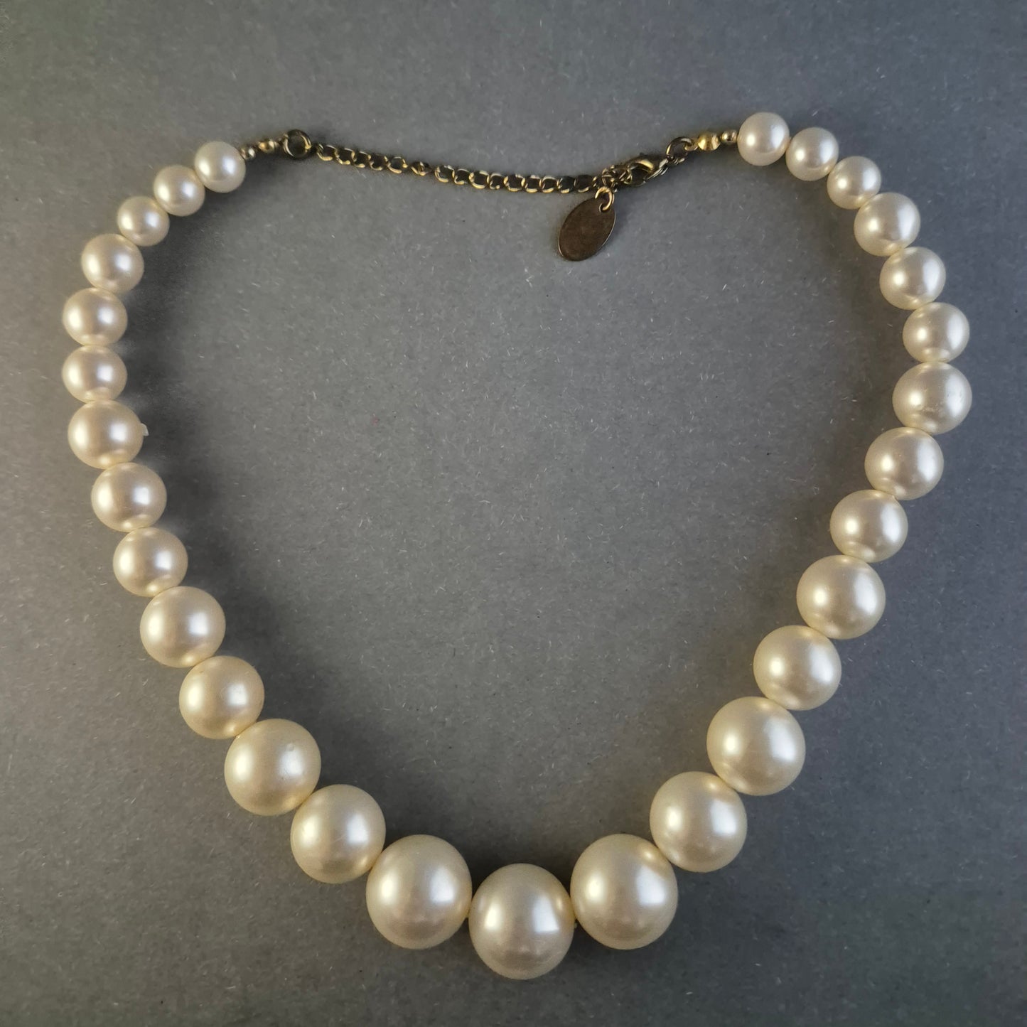 Elegante Vintage-Perlenkette – Klassisches Design mit sanftem Schimmer