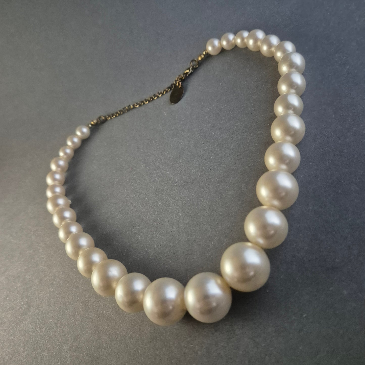 Elegante Vintage-Perlenkette – Klassisches Design mit sanftem Schimmer