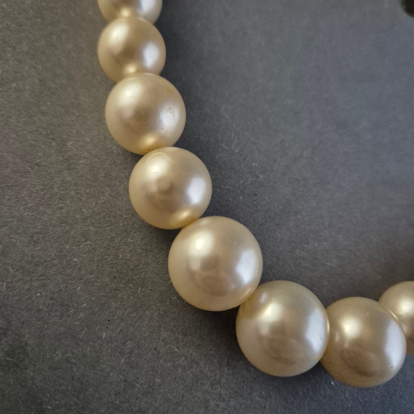 Elegante Vintage-Perlenkette – Klassisches Design mit sanftem Schimmer