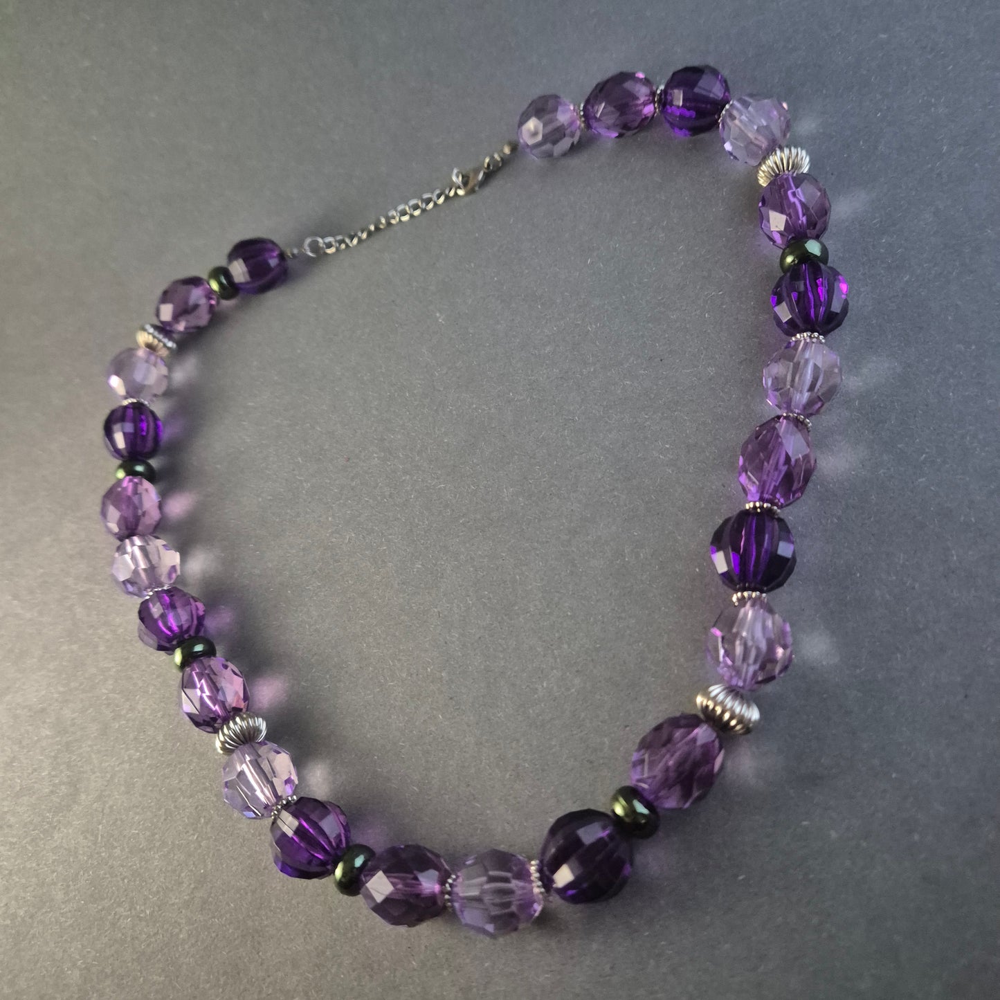 Elegante Glasperlenkette in Violett – Funkelndes Design