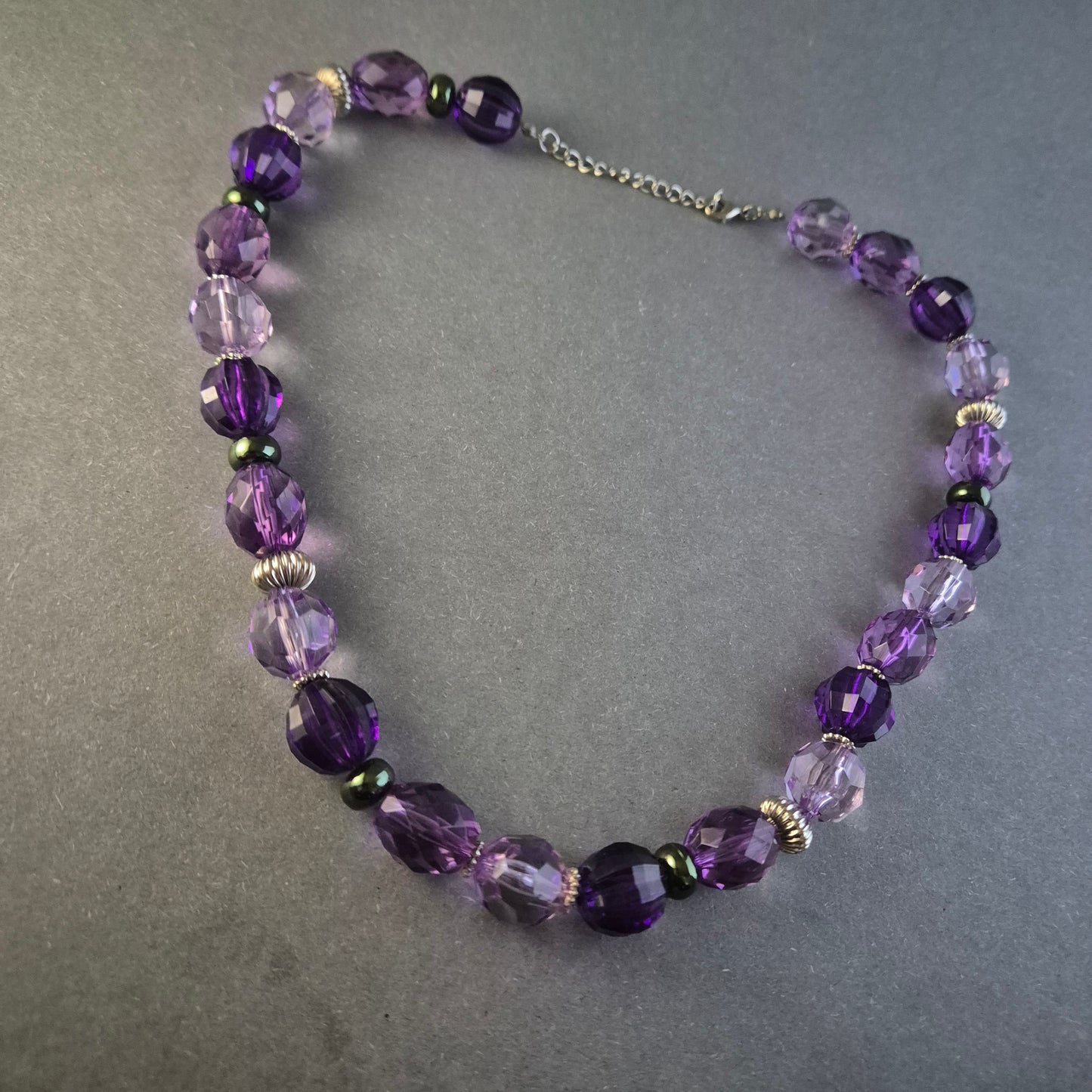 Elegante Glasperlenkette in Violett – Funkelndes Design