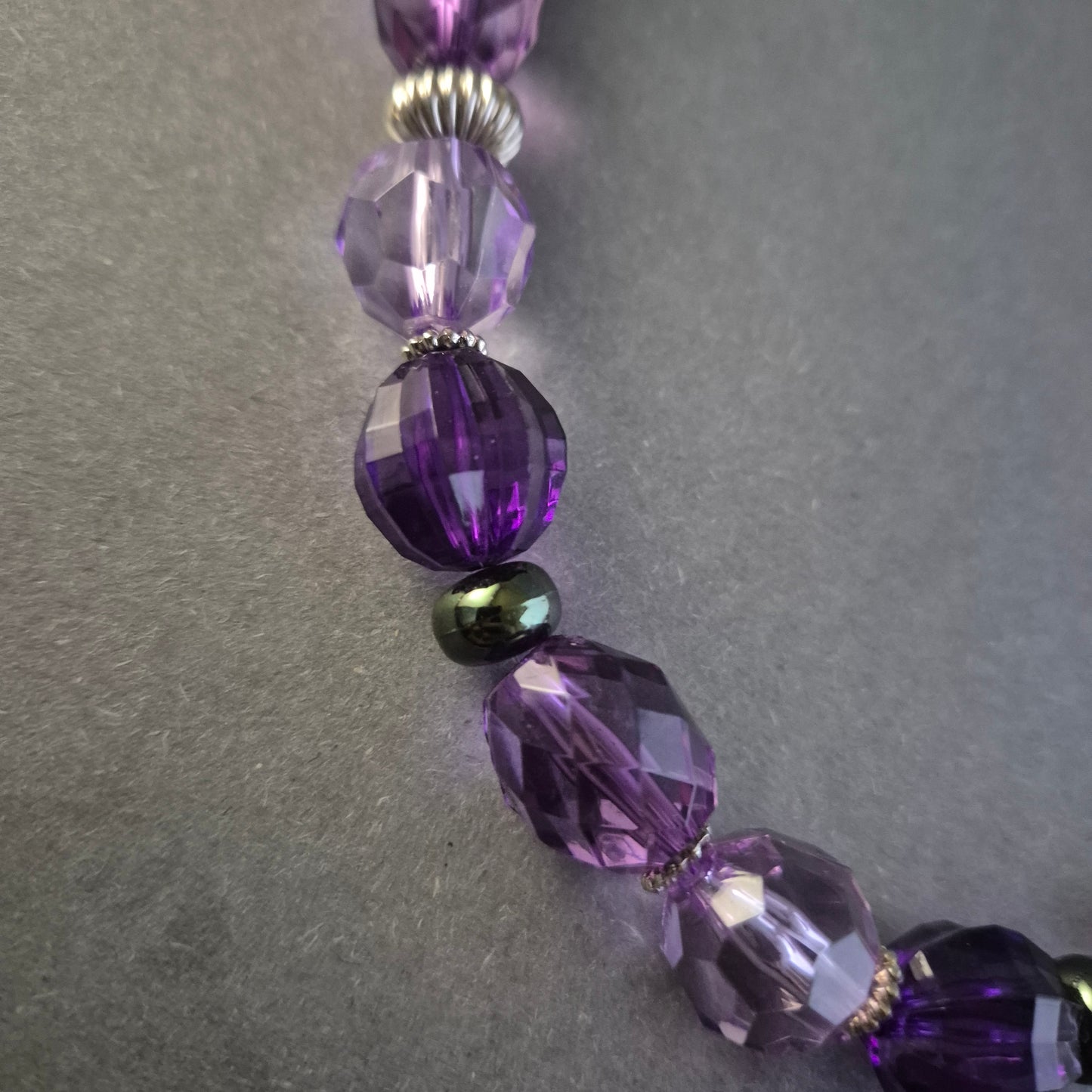 Elegante Glasperlenkette in Violett – Funkelndes Design