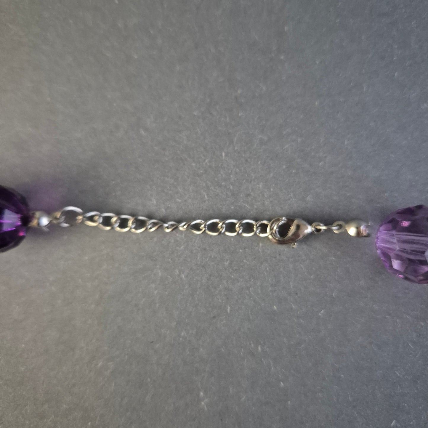 Elegante Glasperlenkette in Violett – Funkelndes Design