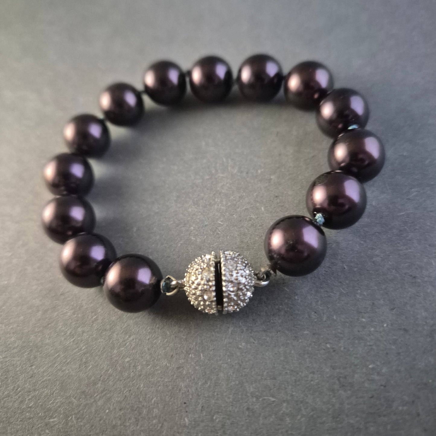 Edles Perlenarmband in Dunkelviolett – Strass-Magnetverschluss