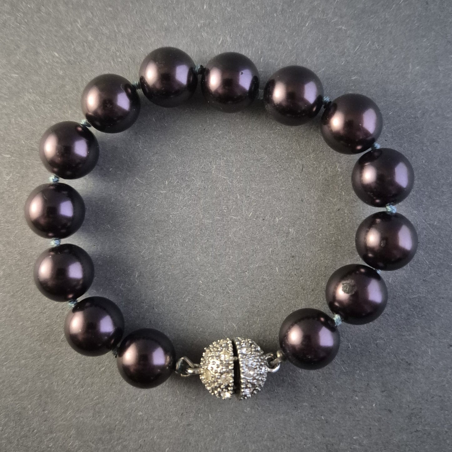 Edles Perlenarmband in Dunkelviolett – Strass-Magnetverschluss