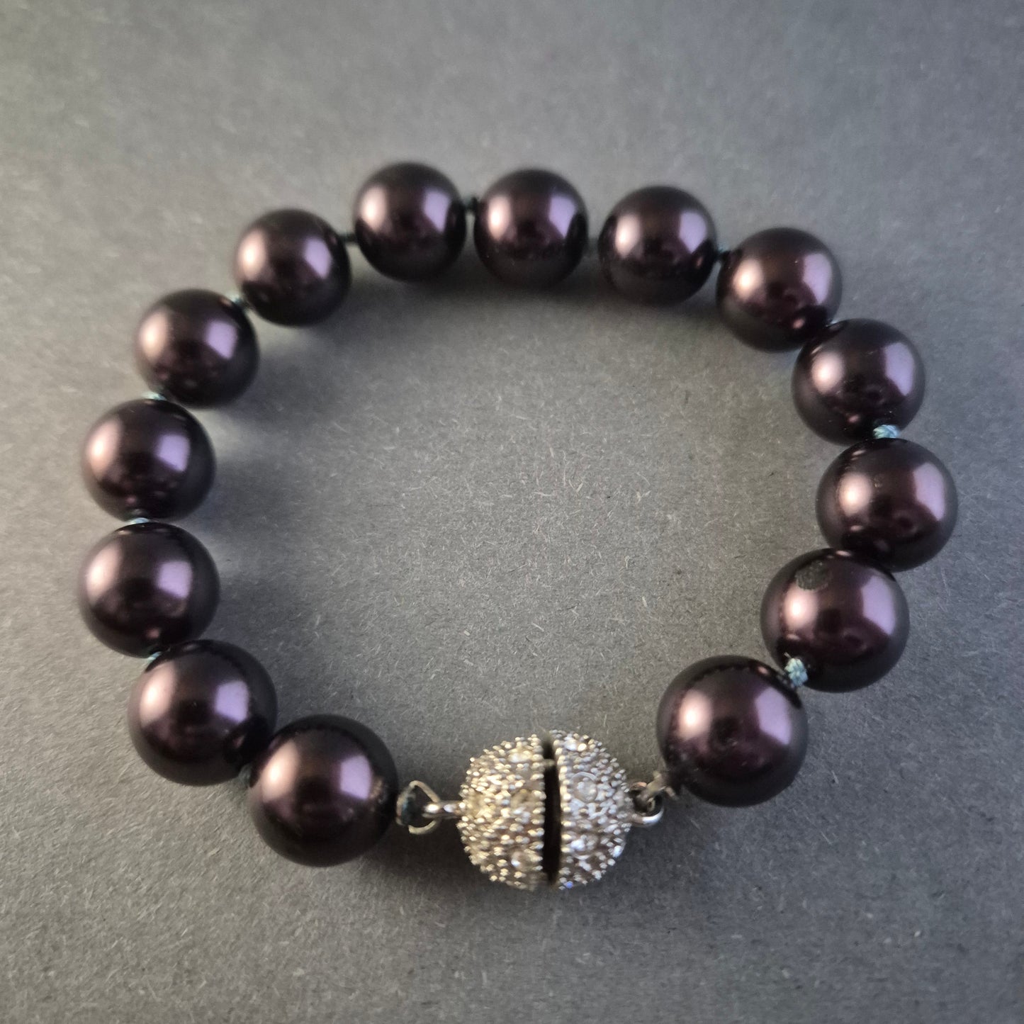 Edles Perlenarmband in Dunkelviolett – Strass-Magnetverschluss