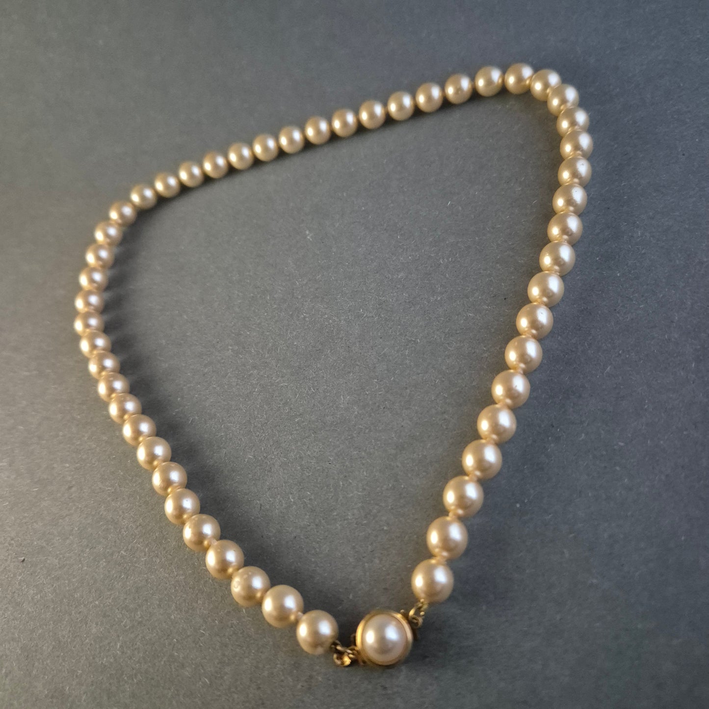 Klassische Vintage-Perlenkette – Zeitlose Eleganz mit edlem Goldverschluss