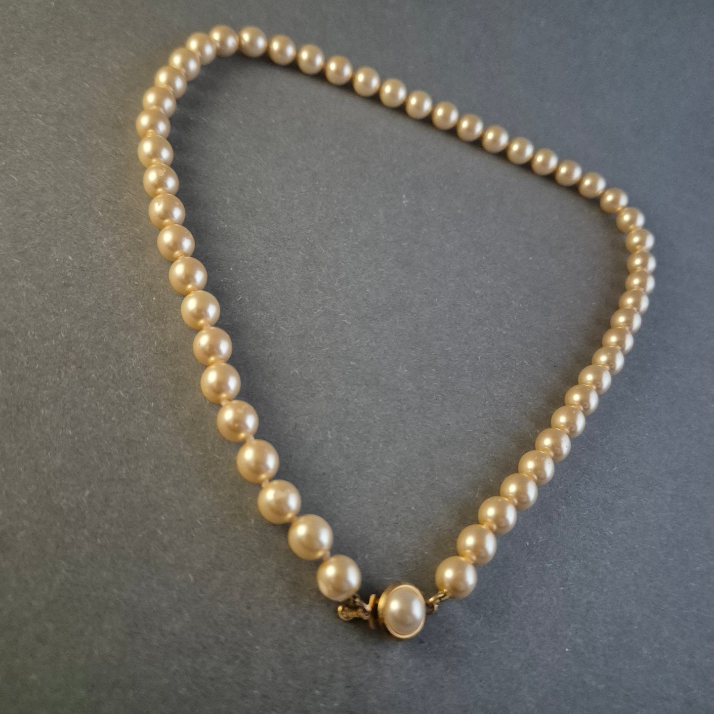 Klassische Vintage-Perlenkette – Zeitlose Eleganz mit edlem Goldverschluss