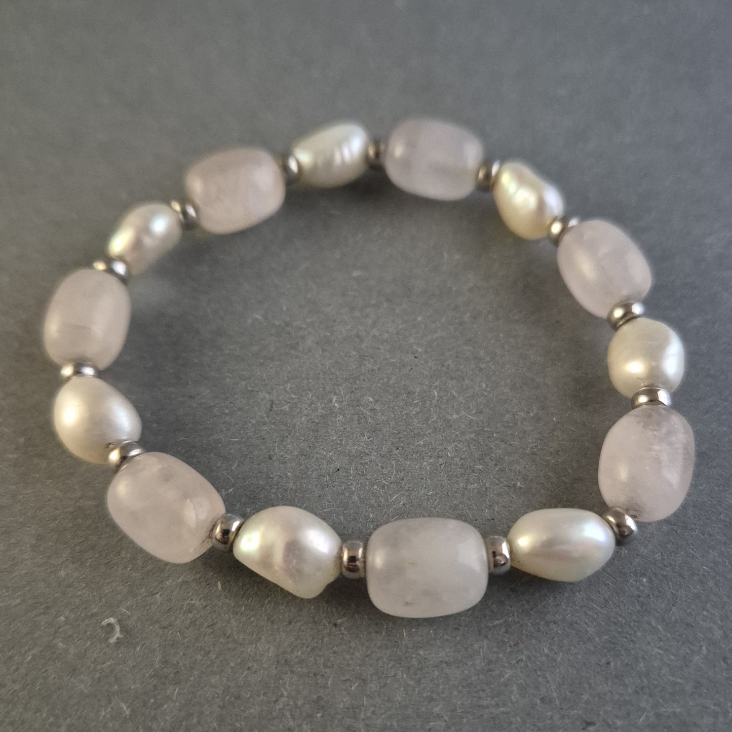 Elegantes Naturstein-Perlenarmband – Rosenquarz & Süßwasserperlen