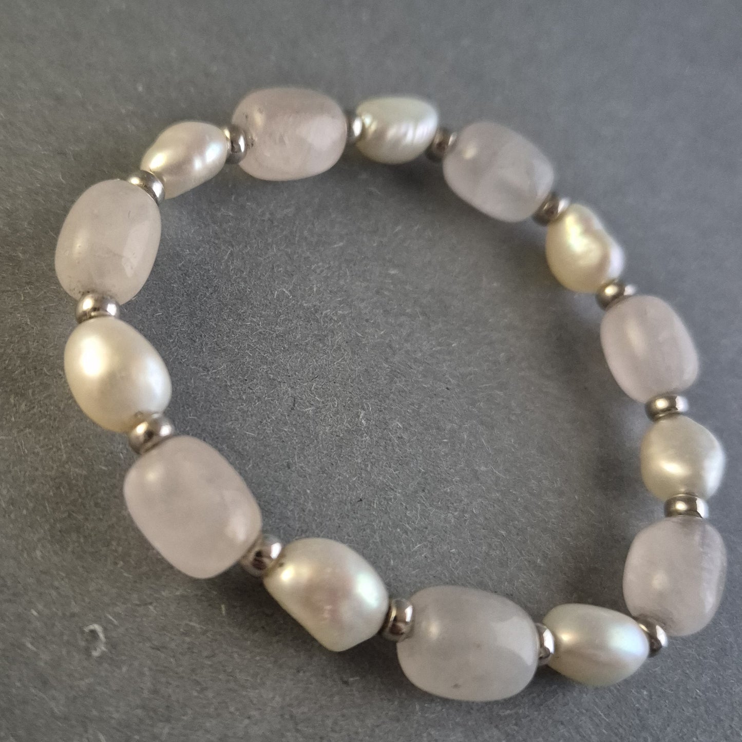 Elegantes Naturstein-Perlenarmband – Rosenquarz & Süßwasserperlen