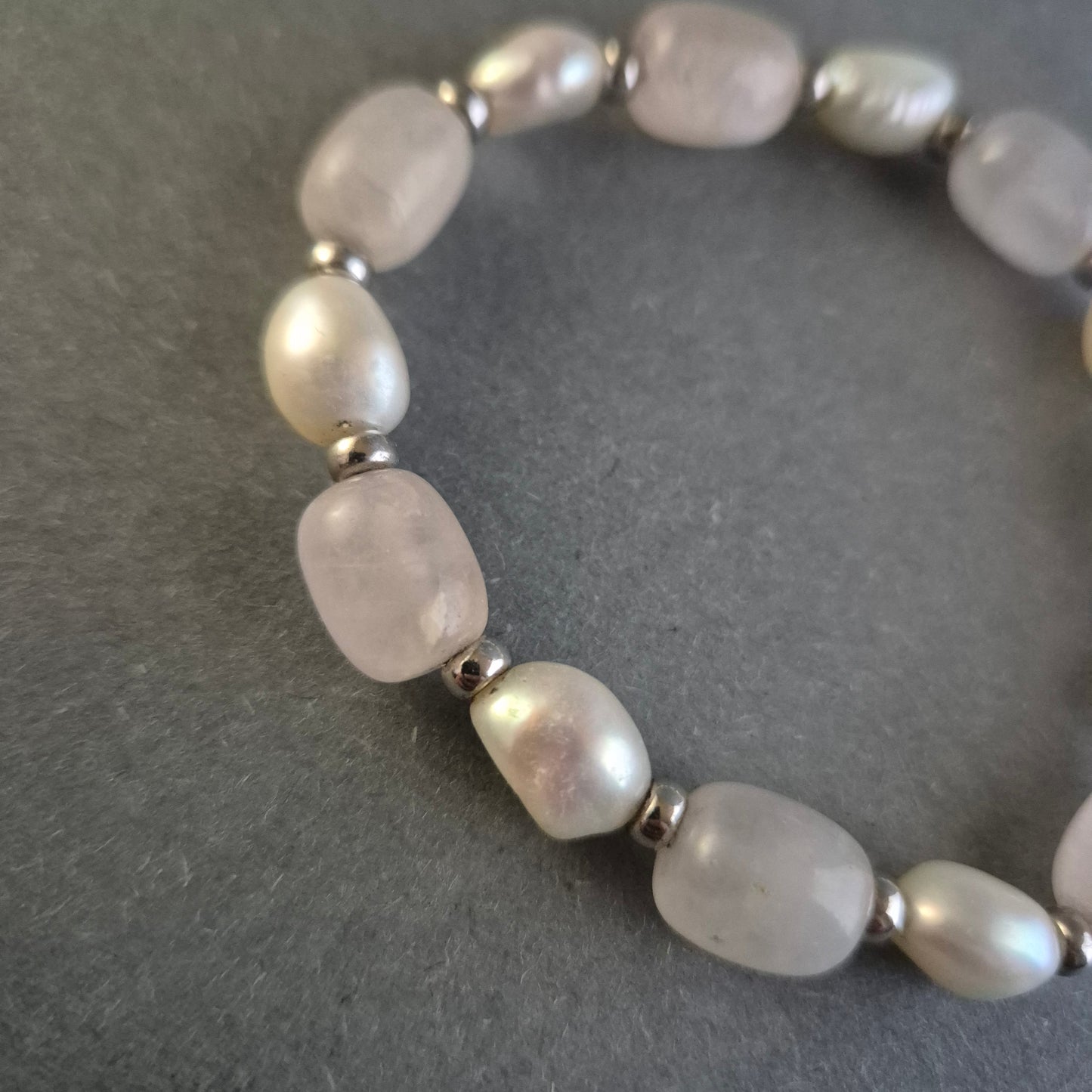 Elegantes Naturstein-Perlenarmband – Rosenquarz & Süßwasserperlen