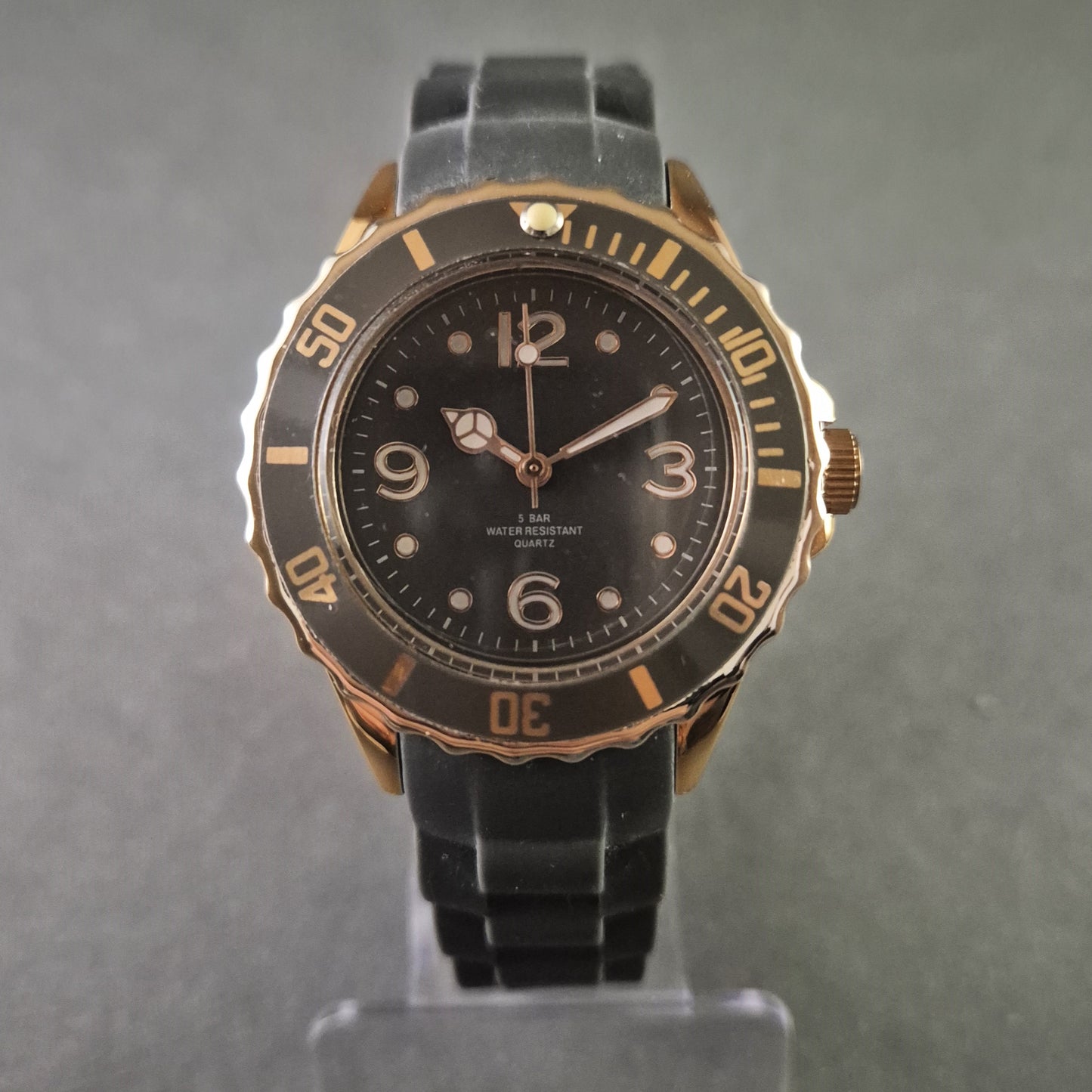 Sportliche Lorus Taucheruhr – Wasserdicht bis 5 ATM mit Silikonarmband