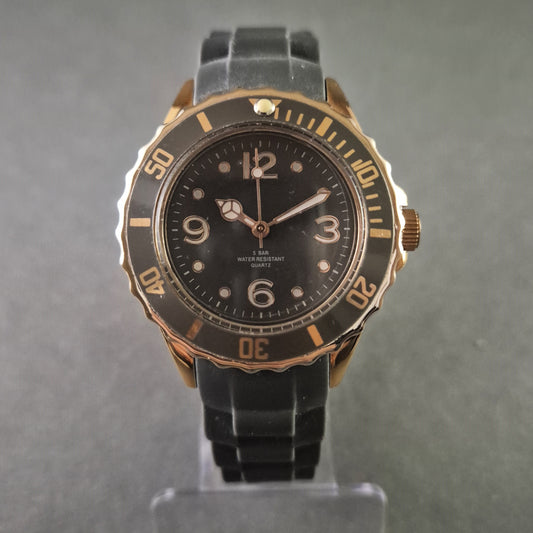 Sportliche Lorus Taucheruhr – Wasserdicht bis 5 ATM mit Silikonarmband