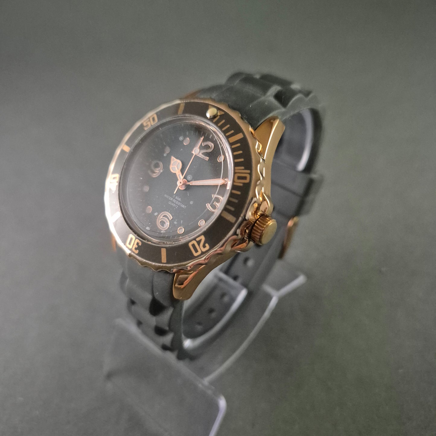 Sportliche Lorus Taucheruhr – Wasserdicht bis 5 ATM mit Silikonarmband