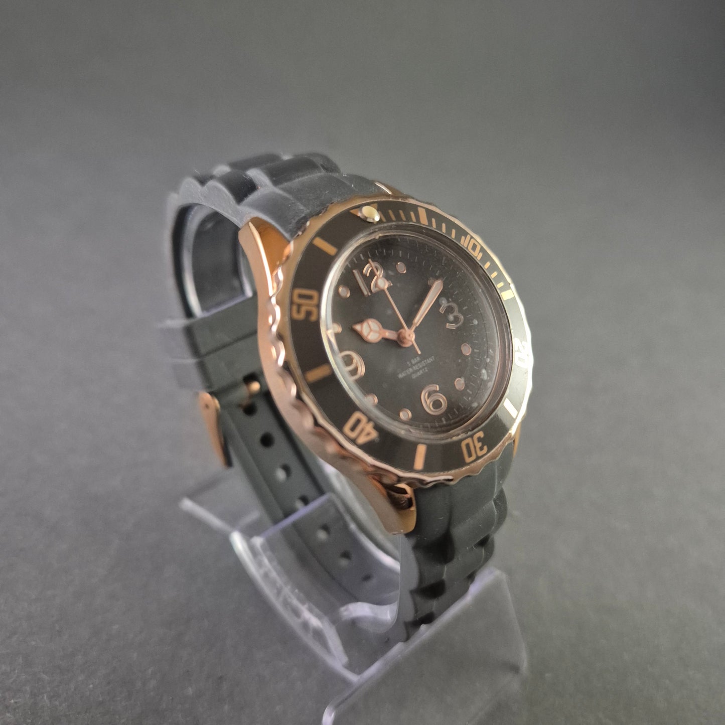 Sportliche Lorus Taucheruhr – Wasserdicht bis 5 ATM mit Silikonarmband