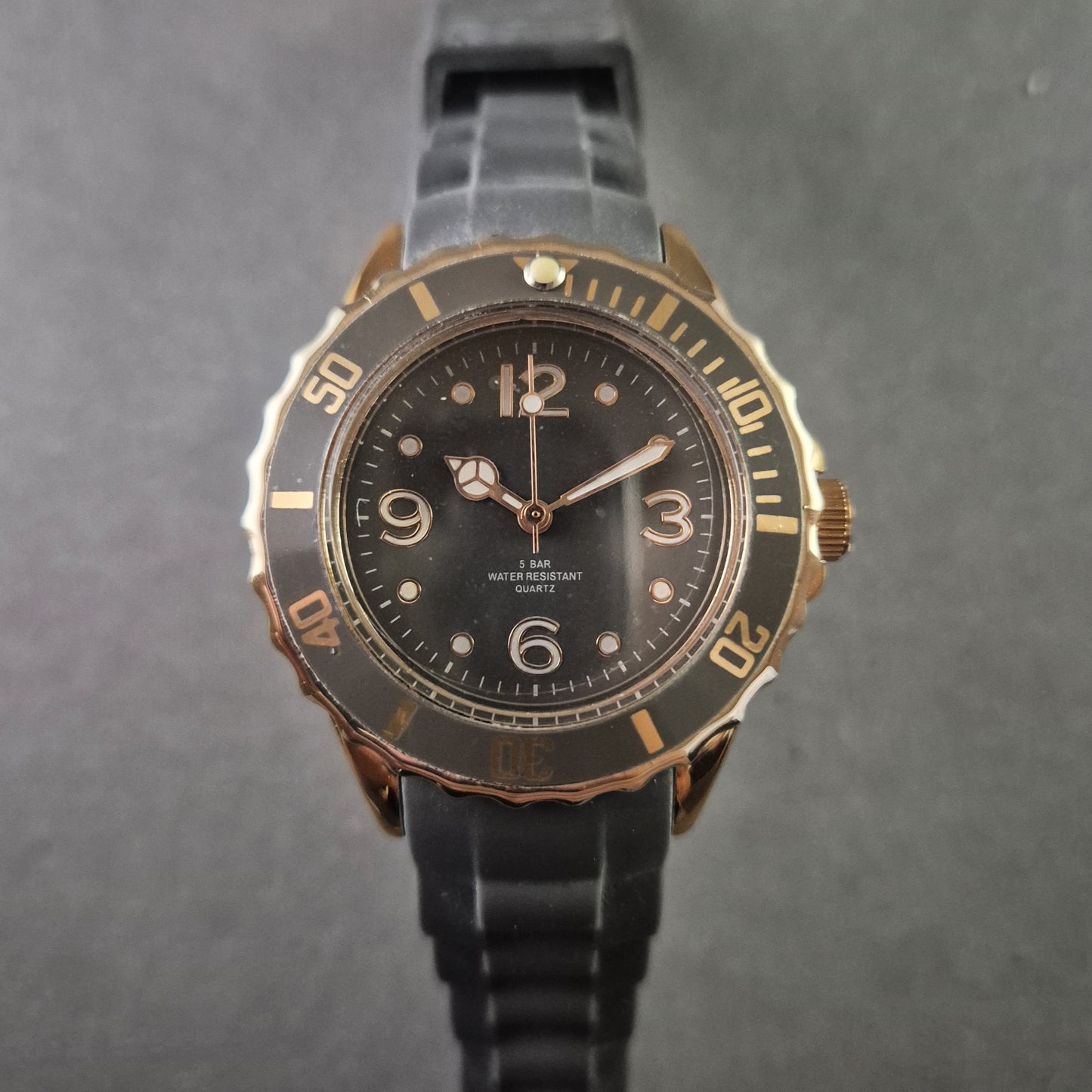 Sportliche Lorus Taucheruhr – Wasserdicht bis 5 ATM mit Silikonarmband