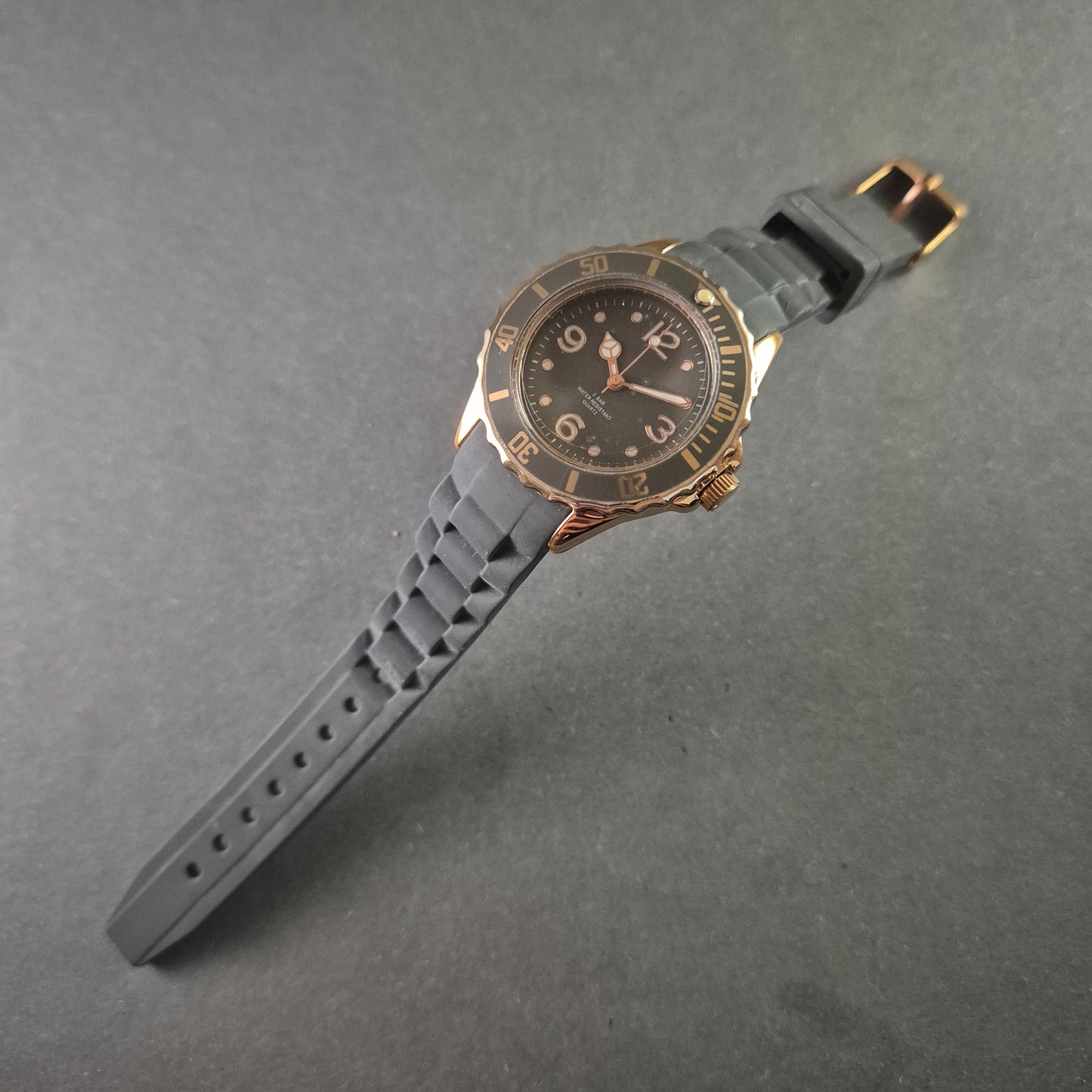 Sportliche Lorus Taucheruhr – Wasserdicht bis 5 ATM mit Silikonarmband