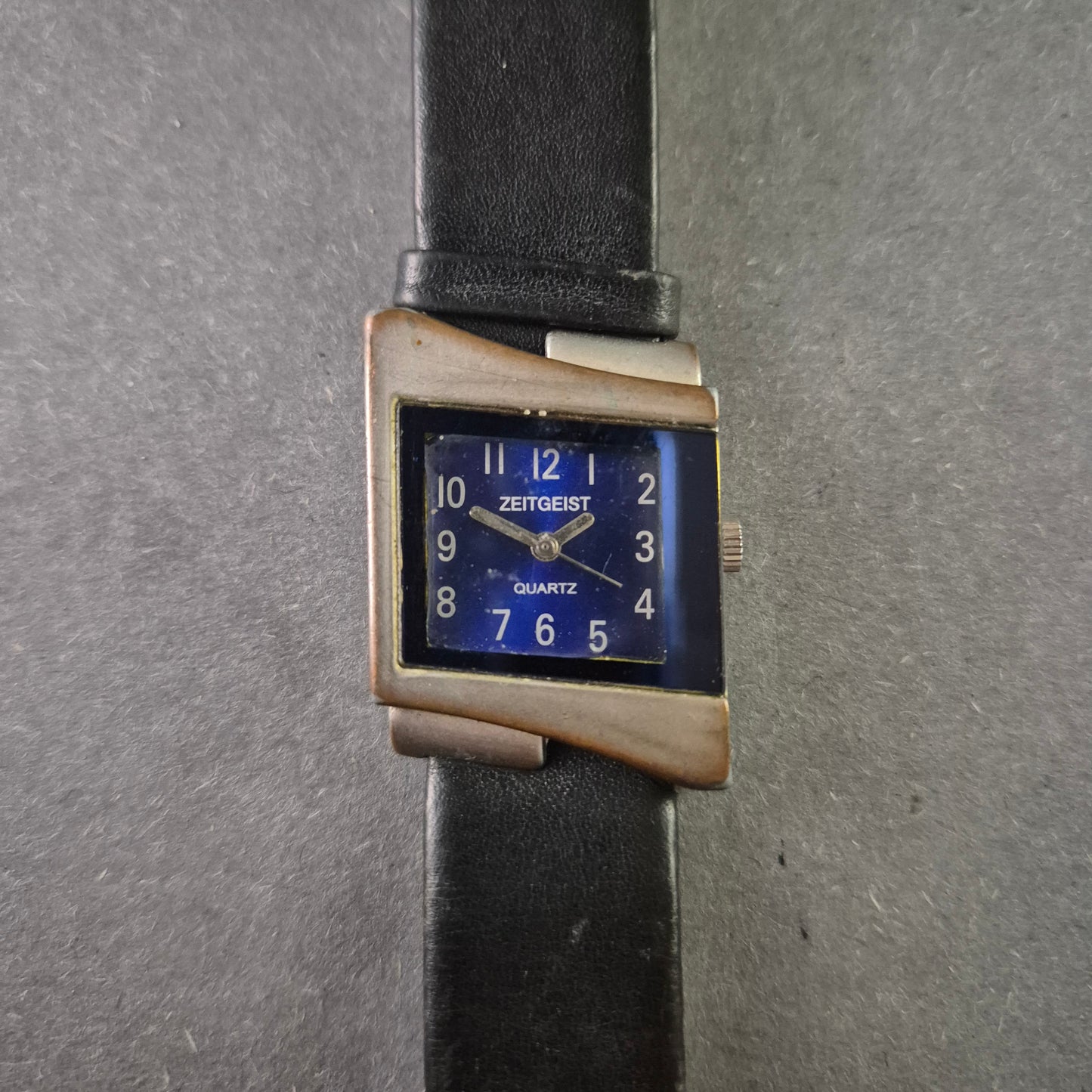 Zeitgeist Herrenarmbanduhr – Extravagantes eckiges Design mit blauem Zifferblatt