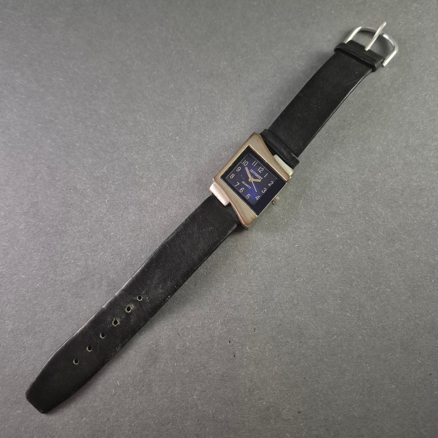 Zeitgeist Herrenarmbanduhr – Extravagantes eckiges Design mit blauem Zifferblatt