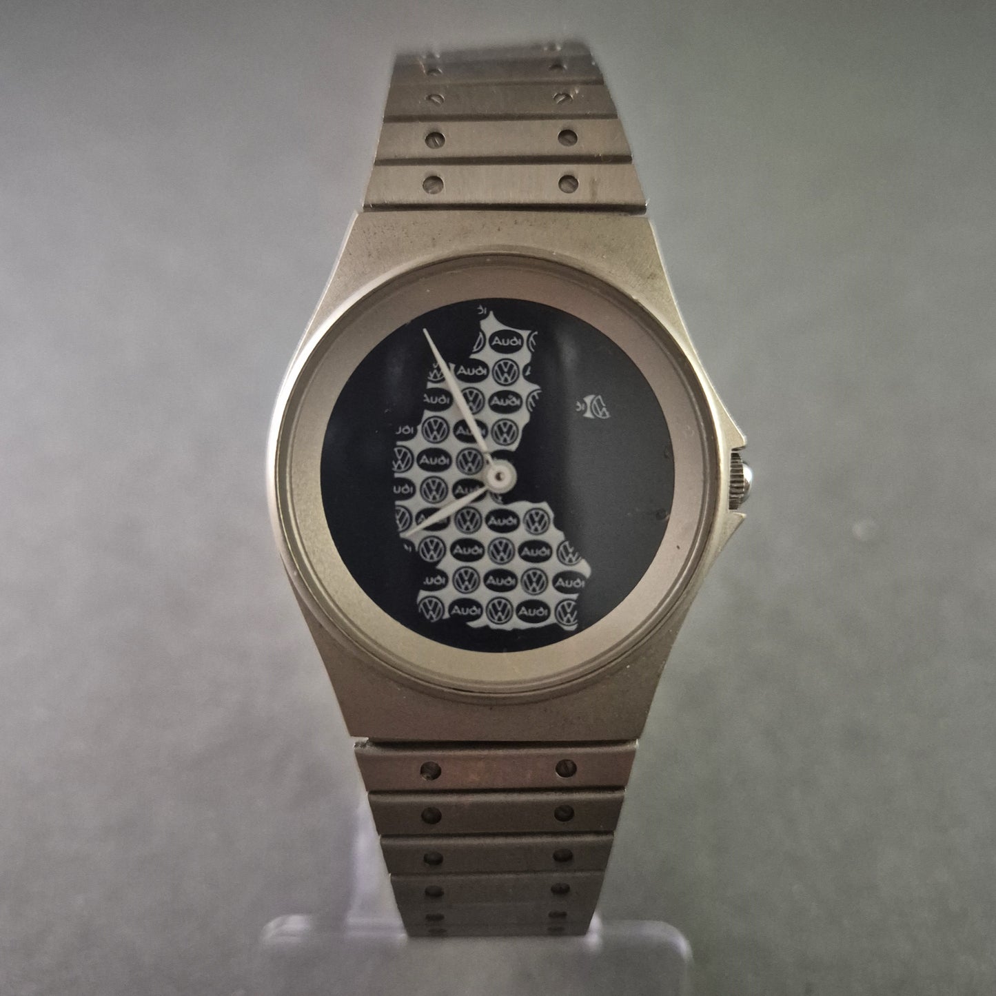 Seltene Audi & VW Sammleruhr – Edelstahlarmband mit einzigartigem Logo-Design