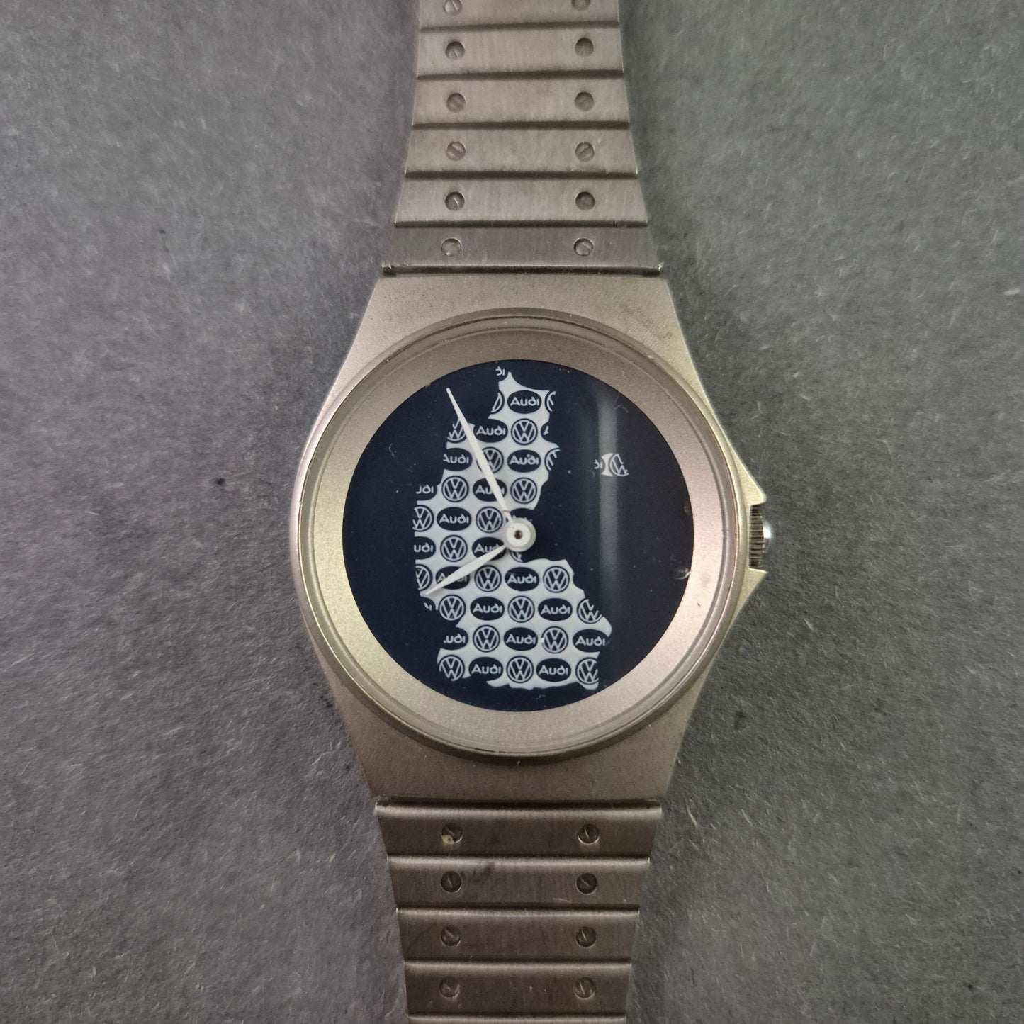 Seltene Audi & VW Sammleruhr – Edelstahlarmband mit einzigartigem Logo-Design
